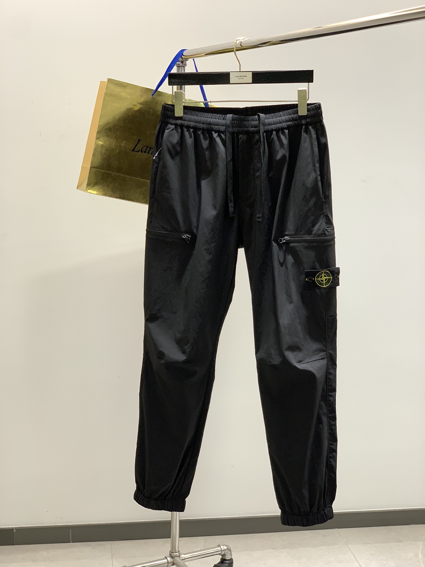 NO:159199,, Stone Island counters and the entire network are short... Buy at a speed. Imported custom fabrics... Italy's unique design style, shape... unique cut makes you love it. Stone heavy. The upper body is extraordinary. Size M-3XL0 Pants length M L XL2XL 3XL 103.5 104.5 105.5 106.5 106.6. Waist circumference 7578 81 84 87 hip circumference 112 115118121 124,,alexander wang19860909,石头岛 柜台和全网都卖空了…速度入手.进口定制面料……意大利独有的设计版型,型……裁剪独特 让你爱不释手.石头 重磅.上身气质非凡.. 尺码M-3XL0  裤长M L XL2XL 3XL   103.5 104.5 105.5 106.5 106.6.腰围 7578 81 84 87 臀围 112 115118121 124,,alexander wang,Men's clothing