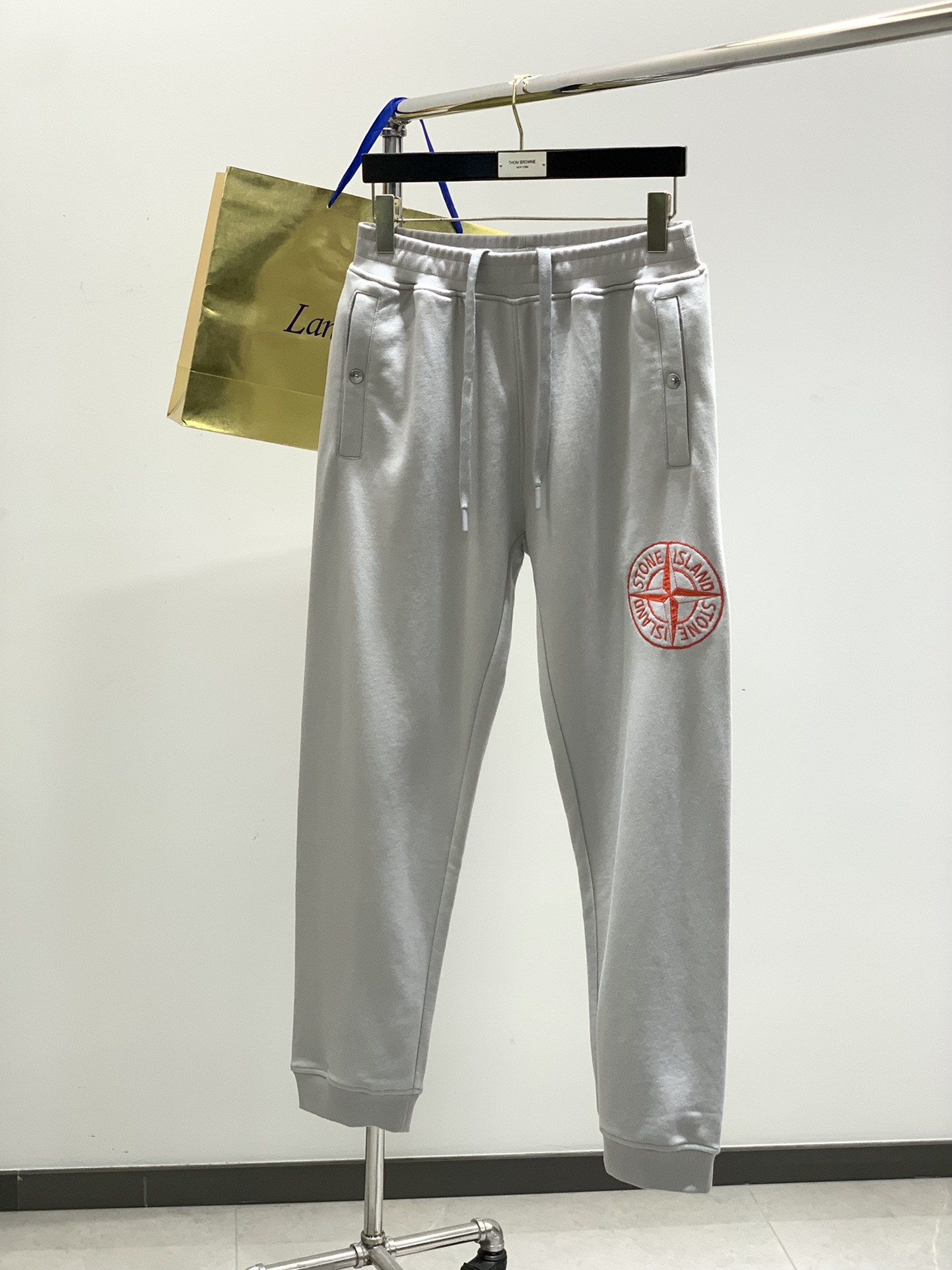 NO:159190,,Stone Island pure cotton casual pants, high-quality cotton raw materials, made of fixed weaving and dyeing. After enzyme washing, the fabric is transformed into a very comfortable and textured characteristic, with excellent softness. In addition, it has a lot of cotton feel, exquisite details, first-class quality, fashionable and loose tailoring, extremely high mixing and matching effect, both men and women can control it, and has excellent styling effect!  . Size M-3XL size M pants length 106 waist 76 hip circumference 99 size L pants length 110 waist 80 hip circumference 101 size XL pants length 114 waist 84 hip circumference 103 size XXL pants length 118 waist circumference 86 hip circumference 105 size XXXL pants length 122 waist circumference 90 hip circumference 107,,alexander wang19860909,石头岛 纯棉休闲裤 上等棉花原料,定织定染而成,经过酵素洗工艺,将面料蜕变成非常舒适且质感十足的特质,柔软度极好,此外棉感十足, 细节精湛考究,品相一流,时尚宽松型剪裁,混搭效果极高,男女皆可驾驭,造型效果极佳的一款高奢单品！ . 尺码M-3XL码数M裤长106腰围76臀围99 码数L裤长110腰围80 臀围101 码数XL裤长114腰围84臀围103 码数XXL裤长118腰围86臀围105 码数XXXL裤长122腰围90臀围107,,alexander wang,Men's clothing