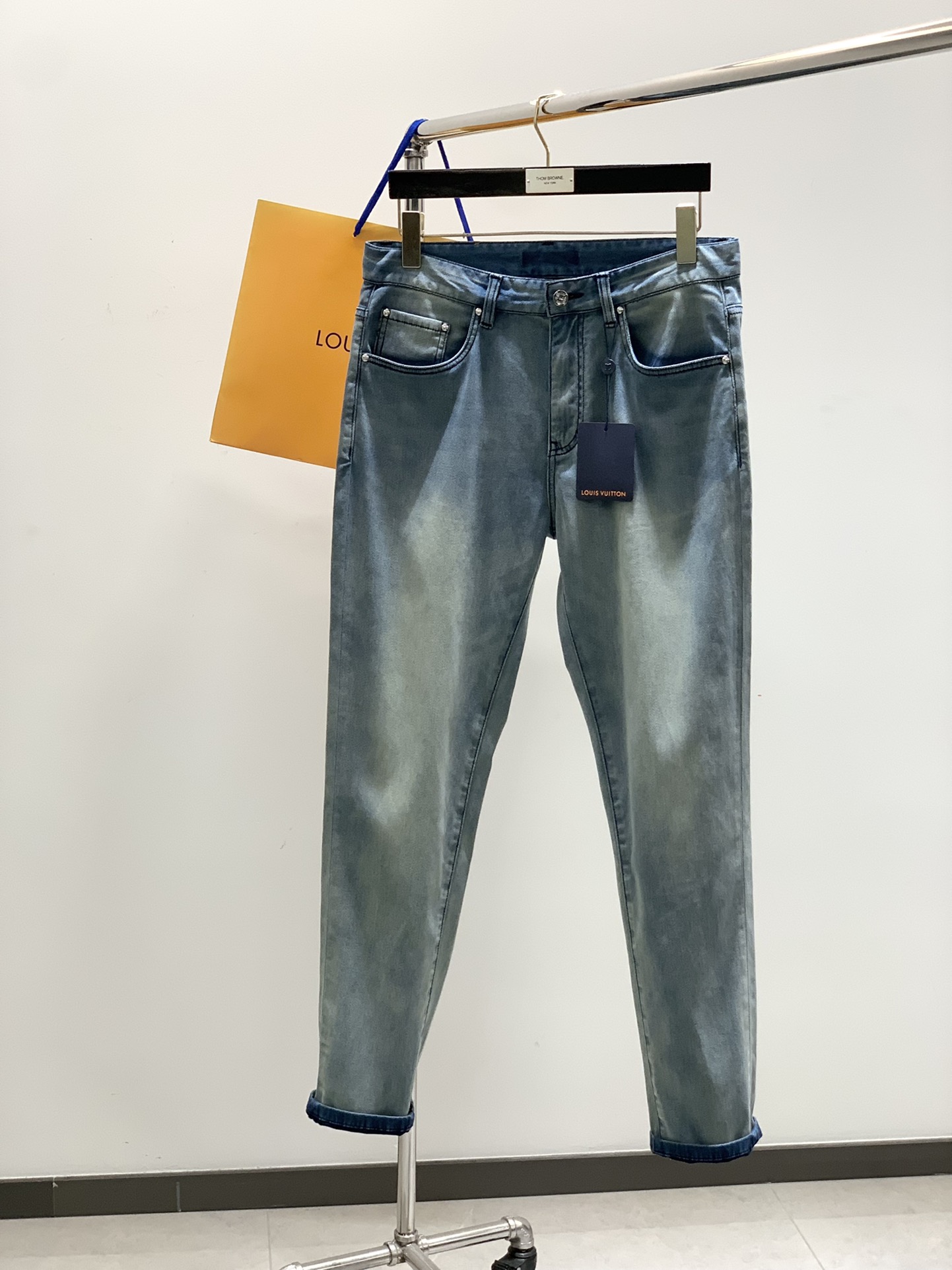 NO:159206,,LV!  Tennis denim, light blue retro ultra-thin denim, Italian order, real V-den... jeans. imported Turkish fabric, ultra-thin soft and comfortable, first-class workmanship hardware, no longer missing. Size 30-38. There are 35 no 37,,louis vuitton,jeans,alexander wang19860909,LV ！天丝牛仔,浅蓝色复古色超薄牛仔,意大利订单,真正尾货收来的V登..牛仔裤.土耳其进口面料,超薄柔软舒适的,做工五金一流 错过不再有. 尺码30-38. 有35 无37,,louis vuitton,jeans,alexander wang,Men's clothing