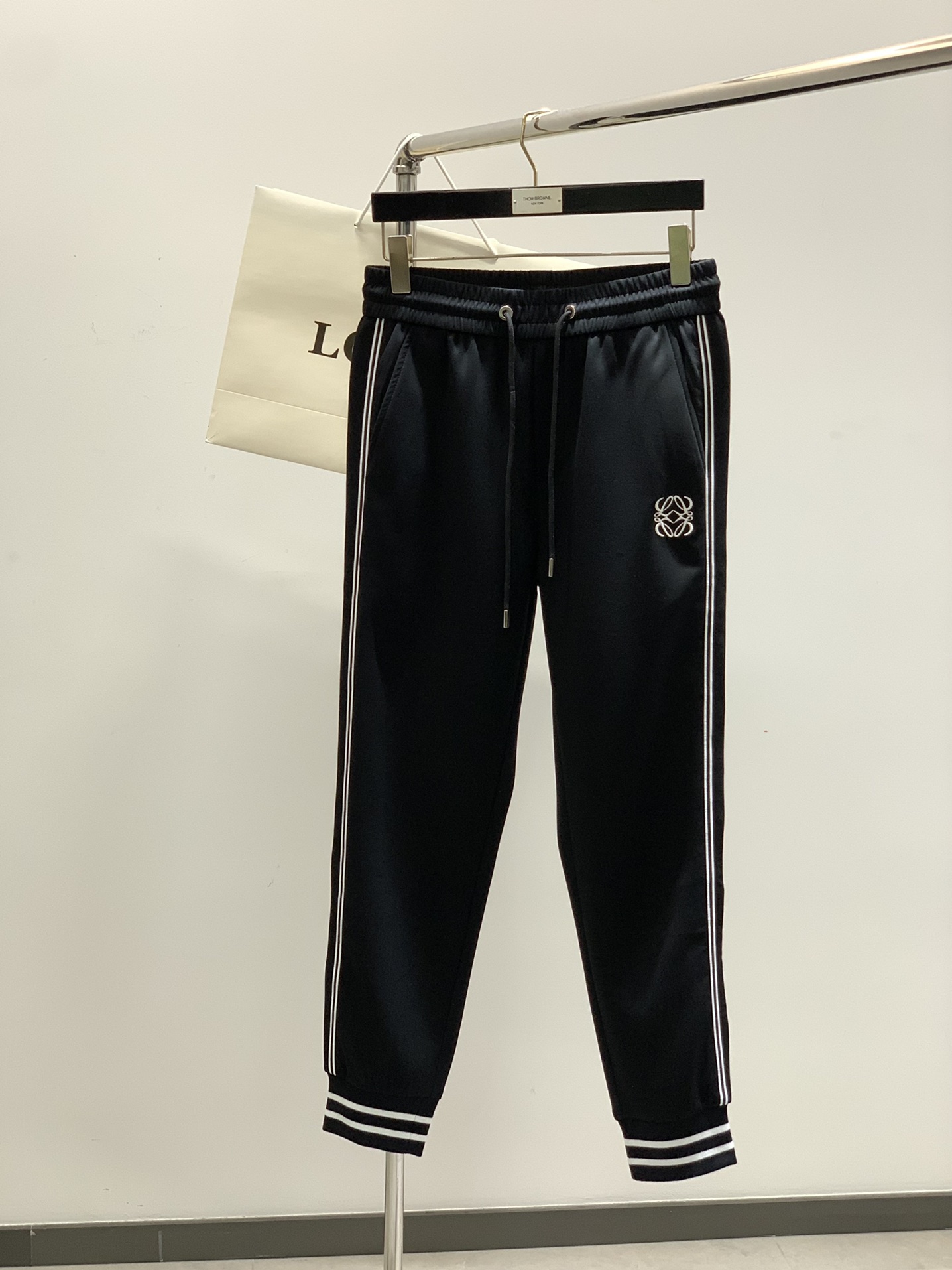 NO:159196,, Luo Yiwei Drawstring embroidery casual pants Fashion series, unique composition design, drawstring casual shorts, yarn ordering and dyeing. A large domestic manufacturer exports to Japan and supplies fabrics from several top brands. It has a soft and glutinous feel, is quite wide and stylish, solving the problem of washing and discoloration. The pants are neat and atmospheric, and the upper body looks superb. Size M-4XL, loewe, shorts, alexander wang19860909,罗意威 抽绳刺绣 休闲裤 时尚系列,独特拼料设计,抽绳休闲短裤 订纱开始订染和订纺. 国内某大厂出口日本 和供应几大顶级品牌的面料. 手感软糯 , 挺阔有型 , 解决 , 洗涤变色的问题. 裤型利落大气 , 上身显高超帅. 尺码M-4XL,,loewe,shorts,alexander wang,Men's clothing