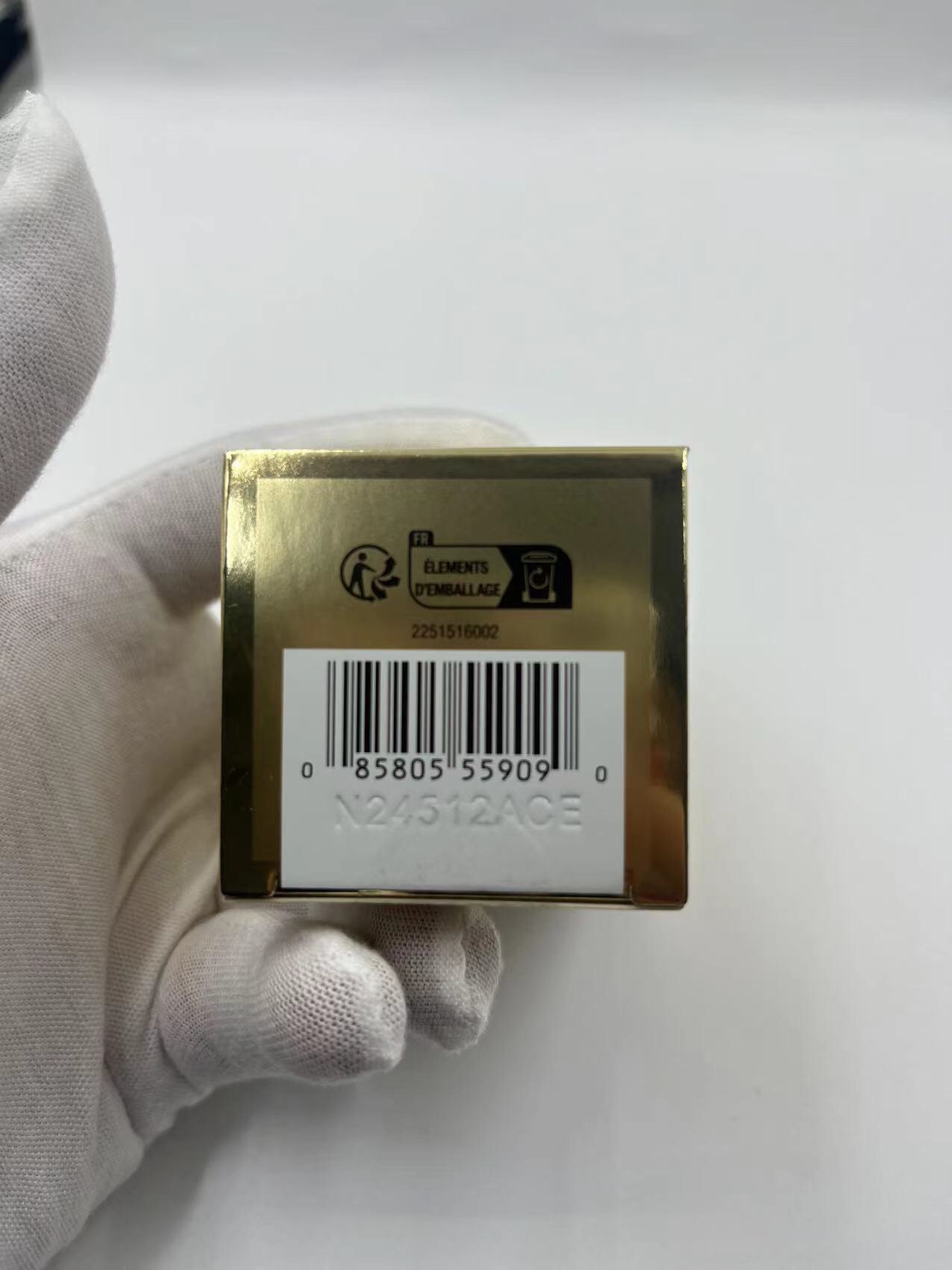 60💰
伊丽莎白雅顿眼胶60粒10.5ml!伊丽莎白雅顿黄金眼胶。干皮肤质眼部滋生细纹的速度要比其他肌肤快，这款眼部胶囊是干性肌肤一定用得到的，淡化细纹，紧致眼周，修复暗沉干燥，焕活眼部光泽！60粒！伊丽莎白雅顿眼部胶囊60粒