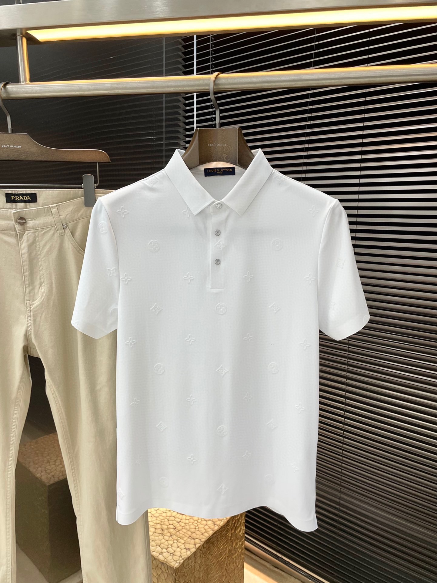 NO:161567,LOUIS VUITTON (Louis Vuitton) The latest POLO short-sleeved sleeves for spring and summer 2025, using the latest mulberry silk modal fabric, resistant to washing and not fading easily, soft touch and soft and comfortable composition. Classic design style, special customization, simple cutting method splicing, reflecting the extraordinary craftsmanship of workers, full of high-end and fashionable feeling!  The style is quite good at casual and versatile. Size M-3XL, louis vuitton, louis vuitton, T-shirt, alexander wang19860909LOUIS VUITTON（路易威登）2025年春夏最新款POLO短袖,采用最新桑蚕丝莫代尔面料,耐水洗不易掉色,手感柔软、成分柔软舒适 经典设计风格 特殊定制 简单的裁剪方式拼接,体现出工人不凡的工艺,高端时尚感十足！版型相当赞休闲百搭款.尺码M-3XL,,louis vuitton,louis vuitton,T-shirt,alexander wang,Men's clothing