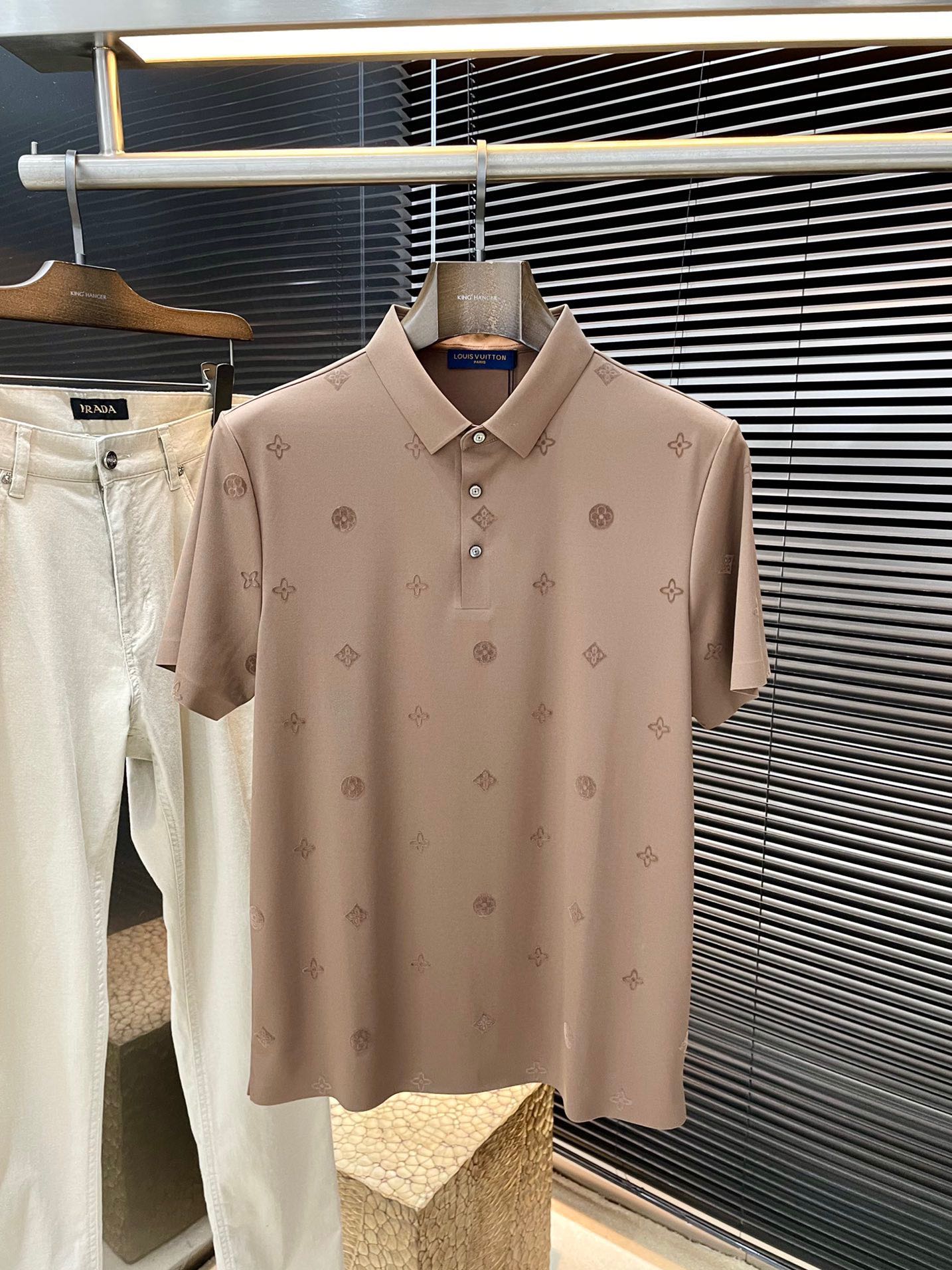 NO:159041,LOUIS VUITTON (Louis Vuitton) has the latest POLO short-sleeved spring and summer POLO short-sleeved fabric, which is resistant to washing and not easy to fade. It has soft touch and soft and comfortable ingredients. Classic design style. Special customization. Simple cutting and splicing reflects the extraordinary craftsmanship of workers and is full of high-end fashion!  The style is quite good at casual and versatile. Size M-3XL, louis vuitton, louis vuitton, T-shirt, alexander wang19860909LOUIS VUITTON（路易威登）年春夏最新款POLO短袖,采用最新桑蚕丝莫代尔面料,耐水洗不易掉色,手感柔软、成分柔软舒适 经典设计风格 特殊定制 简单的裁剪方式拼接,体现出工人不凡的工艺,高端时尚感十足！版型相当赞休闲百搭款.尺码M-3XL,,louis vuitton,louis vuitton,T-shirt,alexander wang,Men's clothing