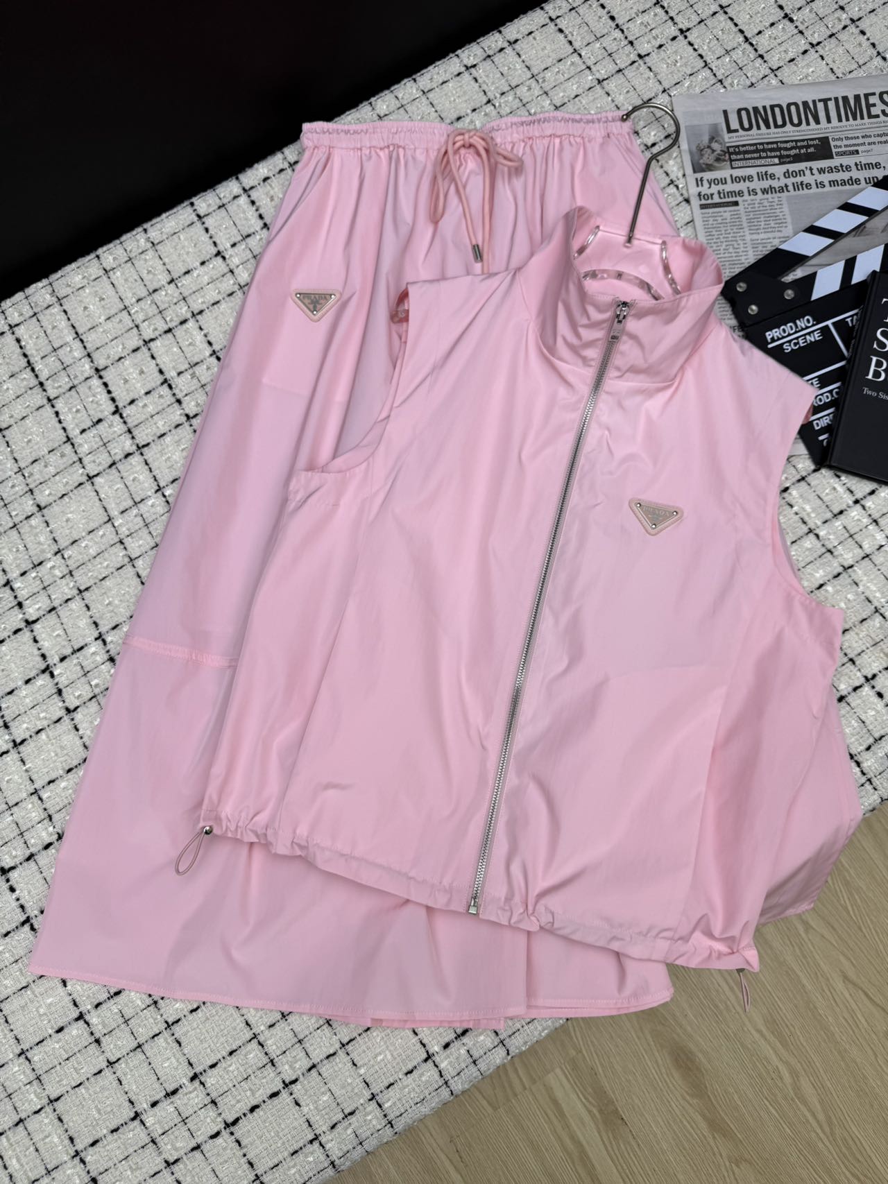 NO:459580,Prada*25ss New summer products, stand-up vest + elastic long skirt suit, age-reducing artifact, essential set for wealthy young ladies, full of high-end feel, can be matched with T or vest at will, and it looks good. Vest + high-waisted long skirt, which makes it look high and covers the flesh. Three-color SML,, prada, skirts, alexander wang19860909Prada*25ss 夏季新品 立领马甲+松紧长半裙套装 减龄神器 富贵小姐姐必备套装 高级感满满 可随意搭配T或者背心都好看 马甲+高腰长半裙 显高遮肉无疑了 三色SML,,prada,skirts,alexander wang,Women's clothing