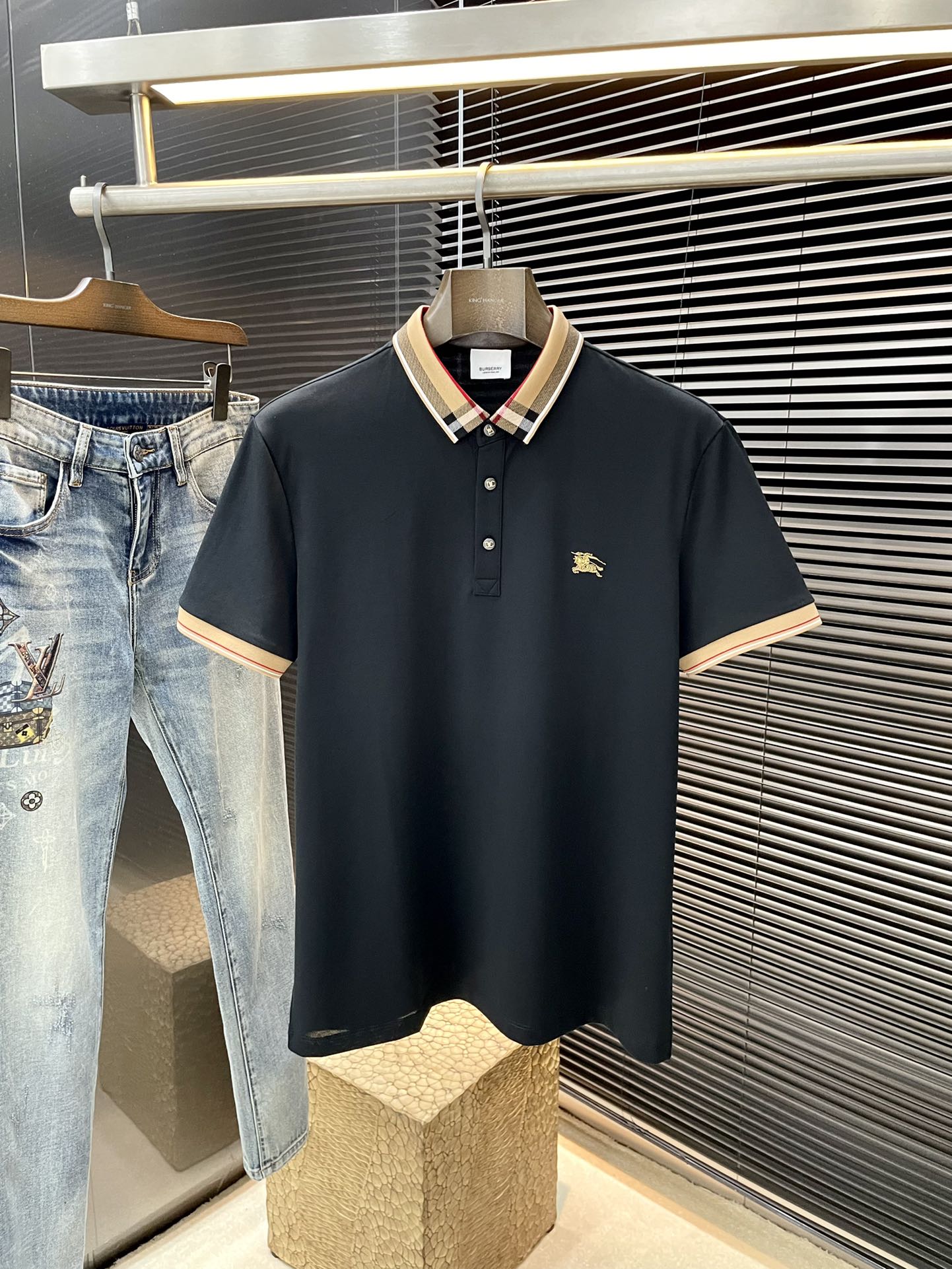 NO:161570,P Burberry- (Burberry) The latest POLO short-sleeved sleeves in spring and summer 2025, uses the latest spandex fabric, which is resistant to washing and not easy to fade, has a soft feel and soft and comfortable composition. Classic design style, special customization, simple cutting and splicing, reflecting the extraordinary craftsmanship of workers, full of high-end and fashionable feeling!  The style is quite good at casual and versatile. Size M-3XL, burberry, burberry, T-shirt, alexander wang19860909P  Burberry-（巴宝莉）2025年春夏最新款POLO短袖,采用最新氨纶面料,耐水洗不易掉色,手感柔软、成分柔软舒适 经典设计风格 特殊定制 简单的裁剪方式拼接,体现出工人不凡的工艺,高端时尚感十足！版型相当赞休闲百搭款.尺码 M-3XL,,burberry,burberry,T-shirt,alexander wang,Men's clothing