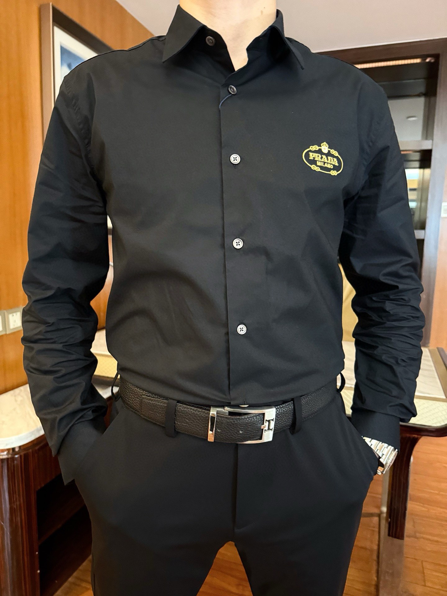 NO:158892,Prada-2025 counter latest hot shirts are shipped, and European and American counters are released simultaneously!  Selected Italian custom-made cotton fabrics with simple and elegant designs, the brand English embroidery on the chest shows elegance, business and leisure are very good. S-2XL (model 173/130 wears S, with Hong Kong Lane Crawford gift box packaging), prada, alexander wang19860909普拉达-2025专柜最新爆款衬衣出货 欧美专柜同步发售！精选意大利定制精棉面料搭配简约大方的设计,胸前的品牌英文刺绣彰显雅致 商务休闲都非常不错.码数S-2XL（模特173/130穿S,配香港连卡佛礼盒包装）,,prada,alexander wang,Men's clothing