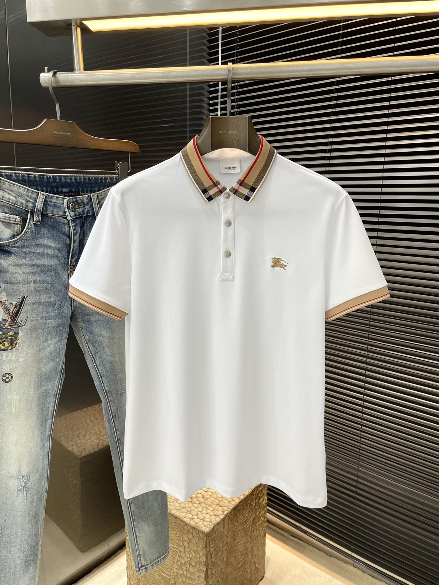 NO:159044,P Burberry- (Burberry) has the latest POLO short-sleeved sleeves in spring and summer. It uses the latest spandex fabric, which is resistant to washing and not easy to fade. It has soft touch and soft and comfortable ingredients. Classic design style. Special customization. Simple cutting and splicing reflects the extraordinary craftsmanship of workers and is full of high-end fashion!  The style is quite good at casual and versatile. Size M-3XL, burberry, burberry, T-shirt, alexander wang19860909P  Burberry-（巴宝莉）年春夏最新款POLO短袖,采用最新氨纶面料,耐水洗不易掉色,手感柔软、成分柔软舒适 经典设计风格 特殊定制 简单的裁剪方式拼接,体现出工人不凡的工艺,高端时尚感十足！版型相当赞休闲百搭款.尺码 M-3XL,,burberry,burberry,T-shirt,alexander wang,Men's clothing