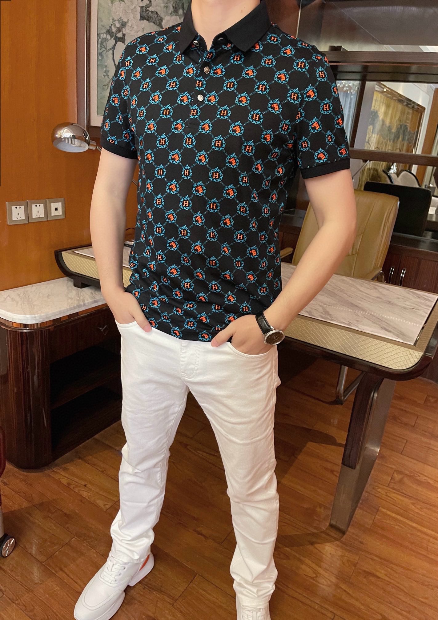 NO:158895,Hermes - the latest hot-selling Polo in the 2025 counter is shipped, and the most popular items in the London counter are sold!  Selected Italian imported mercerized cotton fabrics with the latest design, the whole print shows taste, business and casual quality. Size: 48-56 (model 173/130 wears 48 sizes, with Hong Kong Lane Crawford gift box packaging), hermes, alexander wang19860909爱马仕-2025专柜最新爆款Polo出货 伦敦专柜热销单品！精选意大利进口丝光棉面料搭配最新的设计,通体的印花彰显品味 商务休闲精品.尺码:48-56（模特173/130穿48码,配香港连卡佛礼盒包装）,,hermes,alexander wang,Men's clothing