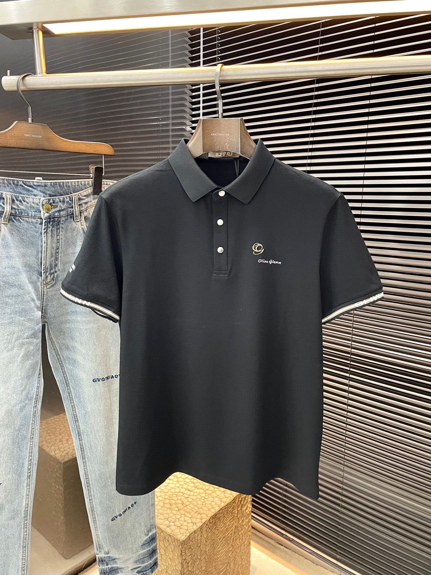 NO:161573,P Gucci (Gucci) has the latest POLO short-sleeved spring and summer 2025, using the latest mulberry silk fabric, which is resistant to washing and not easy to fade, has a soft feel and soft and comfortable composition. Classic design style, special customization, simple cutting method, reflecting the extraordinary craftsmanship of workers, full of high-end fashion sense!  The style is quite good and casual and versatile. Size M-3XL is shipped the next day, gucci, gucci, T-shirt, alexander wang19860909P  Gucci（古驰）2025年春夏最新款POLO短袖,采用最新桑蚕丝面料,耐水洗不易掉色,手感柔软、成分柔软舒适 经典设计风格 特殊定制 简单的裁剪方式拼接,体现出工人不凡的工艺,高端时尚感十足！版型相当赞休闲百搭款.尺码 M-3XL 隔天出货,,gucci,gucci,T-shirt,alexander wang,Men's clothing