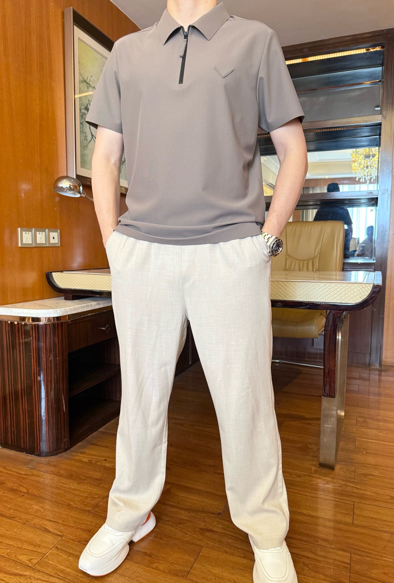 NO:158900,Prada-2025 counter latest polo arrives, hot-selling items in European and American counters!  Selected Italian imported recycled fiber with the latest design, absolutely suitable for you who are low-key and connotated. Size 48--56 (model 173/130 wears 48 sizes, with Hong Kong Lane Crawford boutique gift box packaging), prada, alexander wang19860909普拉达-2025专柜最新款polo到货 欧美专柜热销单品！精选意大利进口再生纤维搭配最新的设计 绝对适合低调有内涵的您.尺码48--56码（模特173/130穿48码,配香港连卡佛精品礼盒包装）,,prada,alexander wang,Men's clothing