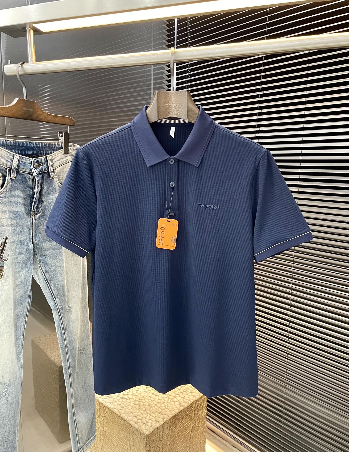 NO:159050,P EmporioArmin- (Armani) has the latest POLO short-sleeved sleeves in spring and summer, using the latest nylon fabric, which is resistant to washing and not easy to fade, has a soft feel and soft and comfortable composition. Classic design style, special customization, simple cutting and splicing, reflecting the extraordinary craftsmanship of workers, full of high-end and fashionable feeling!  The style is quite good and casual and versatile. Size M-3XL is shipped the next day, Armani, T-shirt, alexander wang19860909P  EmporioArmin-（阿玛尼）年春夏最新款POLO短袖,采用最新锦纶面料,耐水洗不易掉色,手感柔软、成分柔软舒适 经典设计风格 特殊定制 简单的裁剪方式拼接,体现出工人不凡的工艺,高端时尚感十足！版型相当赞休闲百搭款.尺码 M-3XL 隔天出货,,armani,T-shirt,alexander wang,Men's clothing