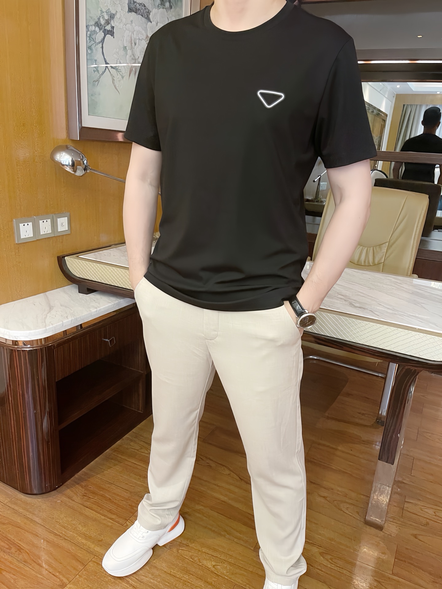 NO:158915,Prada-2025 counter latest hot T-shirt shipment, hot-selling items in European and American counters!  Selected Italian imported fine cotton fabrics with the latest design, the triangle logo on the chest shows fashion, and the upper body effect can be seen. Number of codes 48-54 (model 173/130 wears 48, with Hong Kong Lane Crawford gift box packaging), prada,tees, t-shirt, alexander wang19860909普拉达-2025专柜最新爆款T恤出货 欧美专柜热销单品！精选意大利进口精棉面料搭配最新的设计,胸前三角标志彰显时尚 上身效果看得见.码数48-54（模特173/130穿48,配香港连卡佛礼盒包装）,,prada,tees，t-shirt,alexander wang,Men's clothing