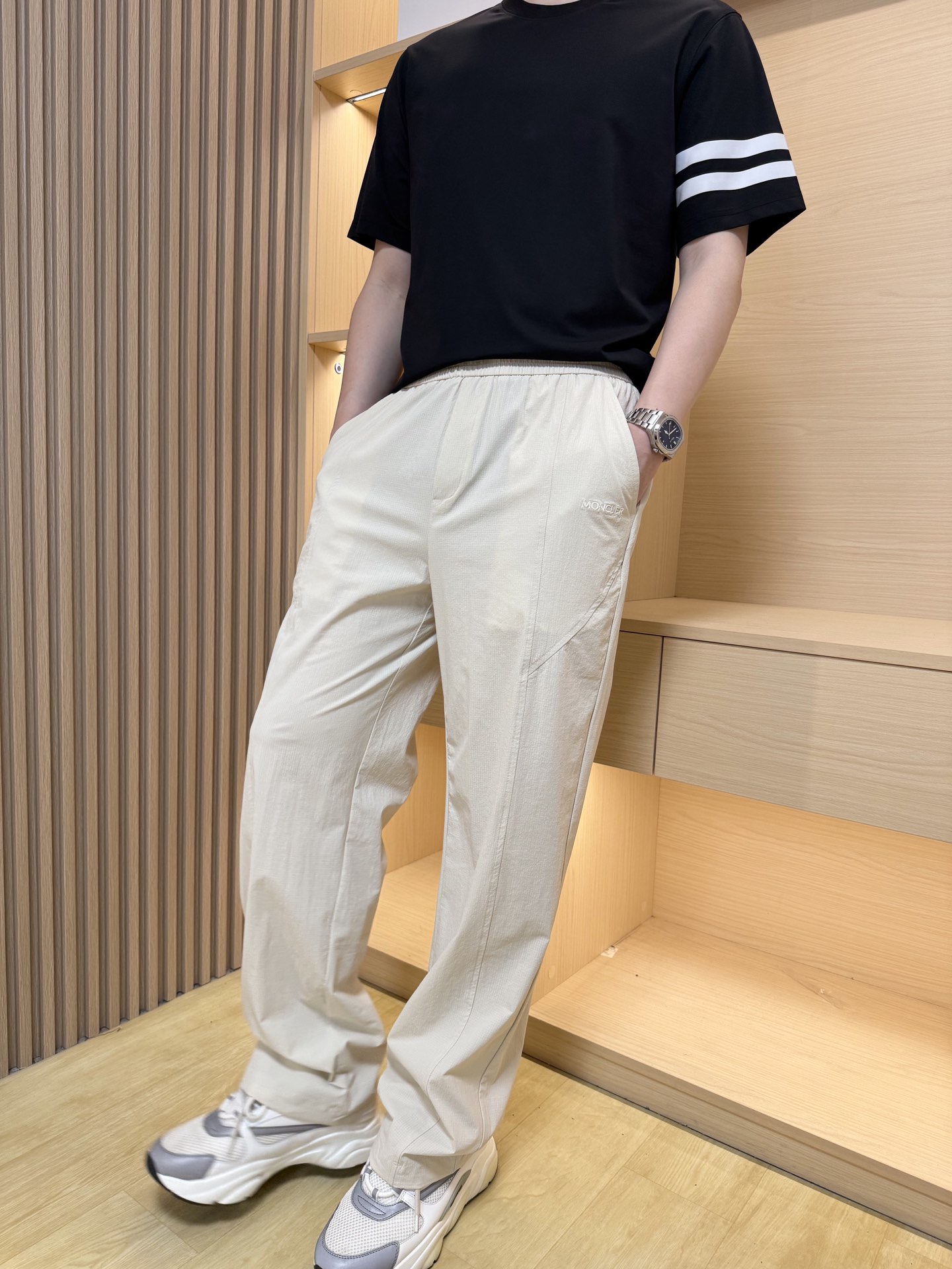 NO:158899,The latest hot casual pants in the counter in 2025 are here, and the hot-selling items in European and American counters!  Selected custom-made cotton fabrics imported from Italy with the latest straight-tube design, custom hardware embroidery and embroidery to highlight fashion, needless to say, the upper body effect is: M-XXXL (model 180/140 wears L, with Hong Kong Lane Crawford gift box packaging), Moncler, alexander wang19860909蒙口-2025专柜最新爆款休闲裤到货,欧美专柜热销单品！精选意大利进口定制精棉面料搭配最新的直筒设计,定制五金点缀绣彰显时尚 上身效果不用多说.码数:M-XXXL(模特180/140穿L,配香港连卡佛礼盒包装）,,Moncler,alexander wang,Men's clothing