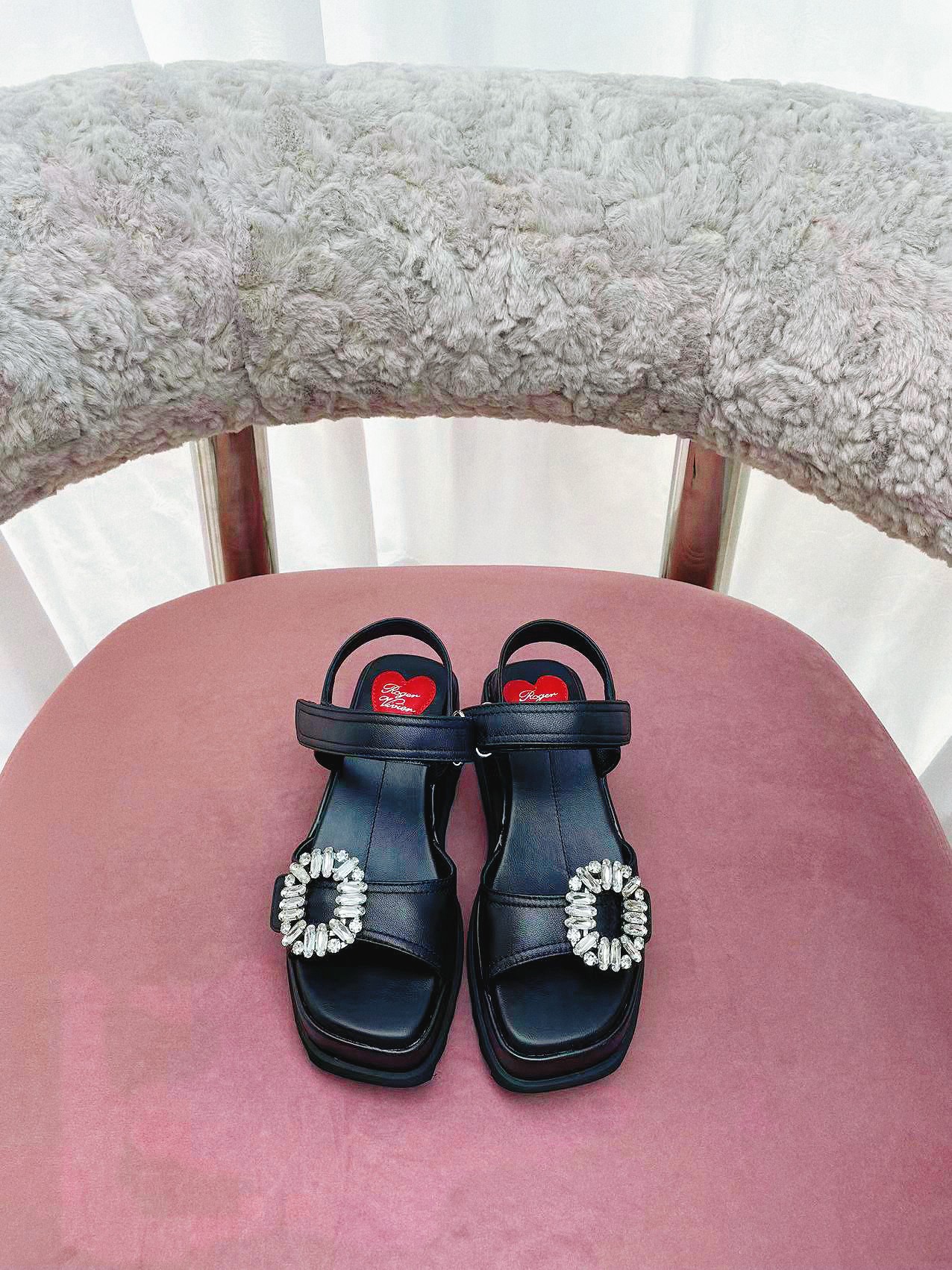 NO:264595,* 25 new diamond buckle pure leather women's thick-soled sandals RV thick-soled sandals. The sandals are full of fashion sense very summery. Styles made of the same material. The soles are super soft and the wide feet are particularly friendly. The rear tripod strap is adjustable and matched with a strong summer island style. The design highlights the romantic atmosphere and is firm and durable. It can better reflect our pursuit of quality. It has good breathability and protects the feet and does not stuff the feet. It has good softness and brings a comfortable wearing experience, allowing the shoes to maintain the texture and be full of natural vitality!  The diamond buckle is exquisite and shining, and the slender high heel design shows the graceful figure. It is simple and not simple, and it immediately lights up the fairy's look!  Original custom rubber sole material: Customized original cowhide, imported sheepskin lining, size 34-40, 40 custom size 7.5cm, full package, sandals, sandals, cowhide, sheepskin19860909出 * 25新款钻扣纯皮女厚底凉鞋 RV 厚底凉鞋 时尚感满满的凉鞋很有夏天的感觉 同材质的款式 鞋底超级柔软 宽脚特别友好 后绊带可调节搭配包浓浓夏日海岛风凹造型必备 设计彰显浪漫主义气息,且牢固耐穿.更能体现我们对品质的追求.透气性好护脚不闷脚.具有良好的柔软性带来舒适的穿着体验,让鞋子保有质感更充满大自然的生命力！钻扣精致闪耀,纤细的高跟设计尽显曼妙身姿.简约不简单,即刻点亮仙女造型！ 鞋底原版定制橡胶底 材质: 定制原版牛皮 垫脚进口羊皮内里 码数34-40码 40定制码数 跟高7.5cm 配套全套包装,凉鞋,sandals,cowhide,sheepskin,Women's Shoes