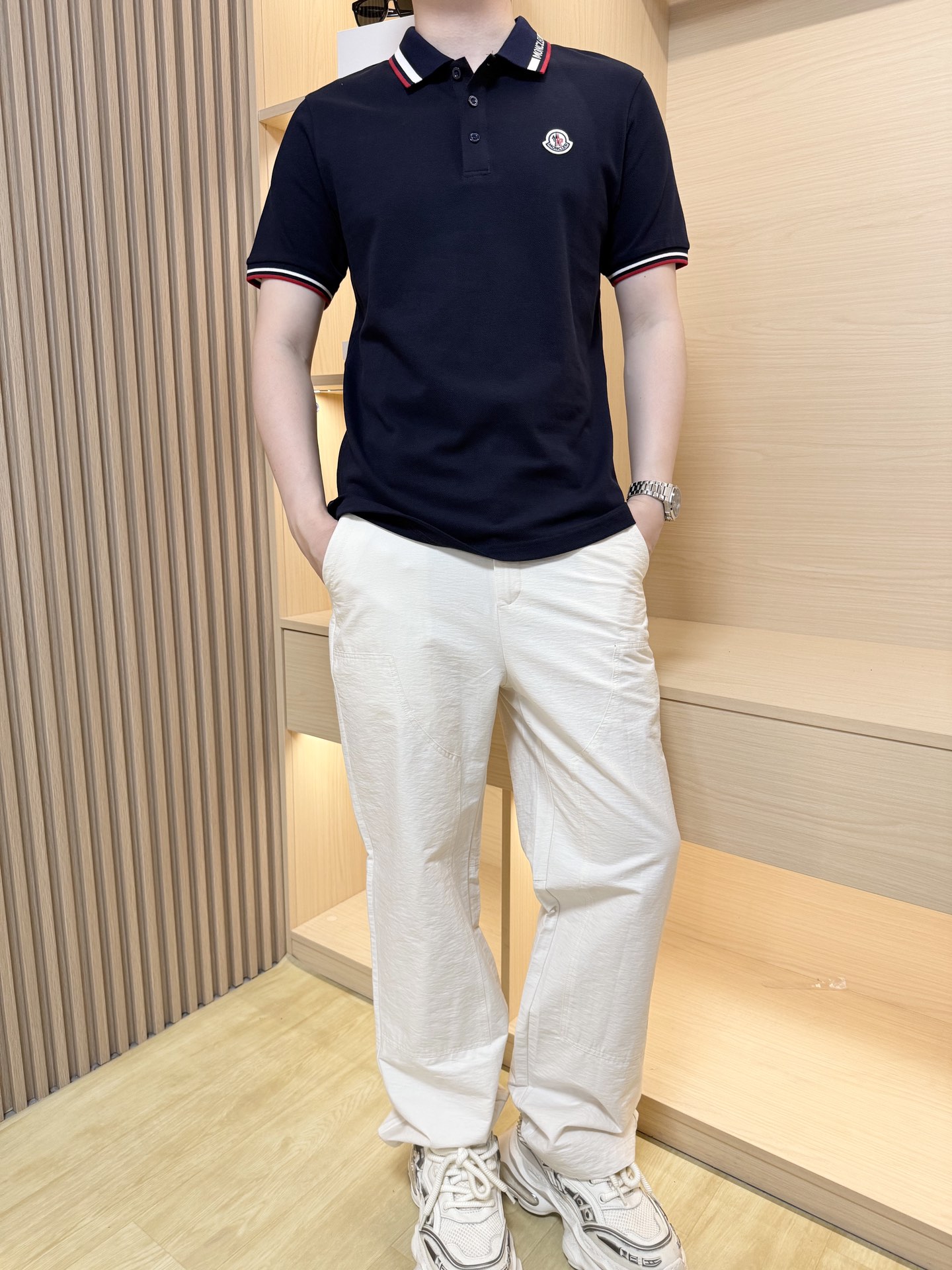 NO:158902,Mengkou-2025 counter latest hot-selling Polo, a London counter hot-selling product!  Selected Italian imported bead goblin cotton fabrics with the latest designs of the brand. The exquisite brand logo on the chest and the color-blocking embellishment on the collar show the style and upper body effect. The number of codes is 48-56 (model 180/140 wears 50, with Hong Kong Lane Crawford gift box packaging), Moncler, alexander wang19860909蒙口-2025专柜最新爆款Polo出货 伦敦专柜热销单品！精选意大利进口珠地精棉面料搭配品牌最新的设计,胸前的精致品牌标志和领子上的拼色点缀彰显格调上身效果看得见.码数48-56（模特180/140穿50,配香港连卡佛礼盒包装）,,Moncler,alexander wang,Men's clothing