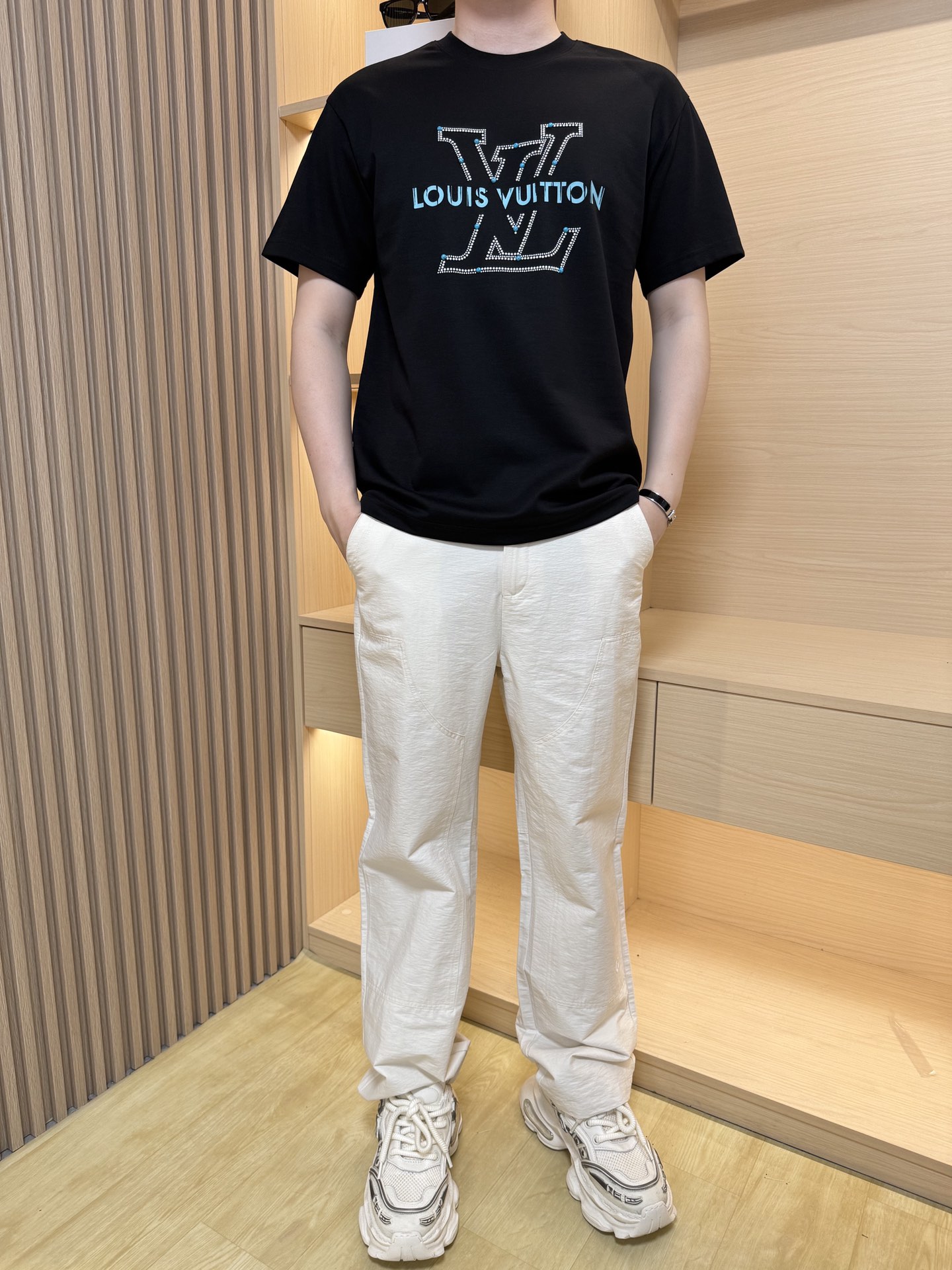 NO:158908,Louis Vuitton - the latest hot T-shirts in 2025 counters are shipped, and hot-selling items in European and American counters!  Selected imported Italian fine cotton fabrics with fashionable designs, exquisite brand logo on the chest to show the charm You are definitely worthy of having. Number 48-56 (model 180/140 wears 50, with Hong Kong Lane Crawford gift box packaging), louis vuitton,tees, t-shirt, alexander wang19860909路易威登-2025专柜最新爆款T恤出货 欧美专柜热销单品！精选意大利进口精棉面料搭配时尚的设计,胸前精致的品牌标志彰显韵味 您绝对值得拥有.码数48-56（模特180/140穿50,配香港连卡佛礼盒包装）,,louis vuitton,tees，t-shirt,alexander wang,Men's clothing