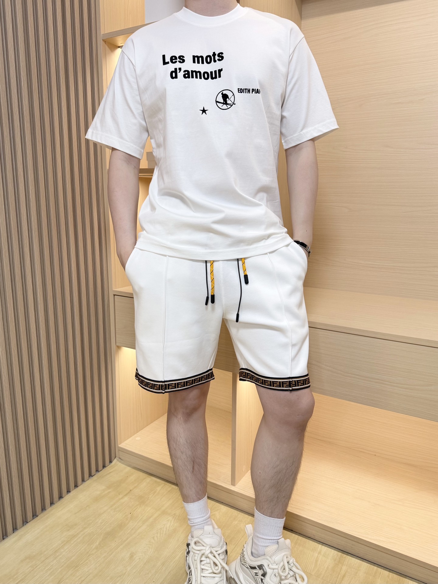 NO:158912,The latest hot T-shirts in the counter in 2025 are shipped, and the most popular items in European and American counters are sold!  Selected Italian imported fine cotton fabrics with the latest designs, the unique brand print on the chest highlights the fashion, and the upper body effect can be seen. The number of codes is 48-56 (model 180/140 wears 48, with Hong Kong Lane Crawford gift box packaging), Moncler,tees, t-shirt,alexander wang19860909蒙口-2025专柜最新爆款T恤出货 欧美专柜热销单品！精选意大利进口精棉面料搭配最新的设计,胸前的独特品牌印花彰显时尚 上身效果看得见.码数48-56（模特180/140穿48,配香港连卡佛礼盒包装）,,Moncler,tees，t-shirt,alexander wang,Men's clothing