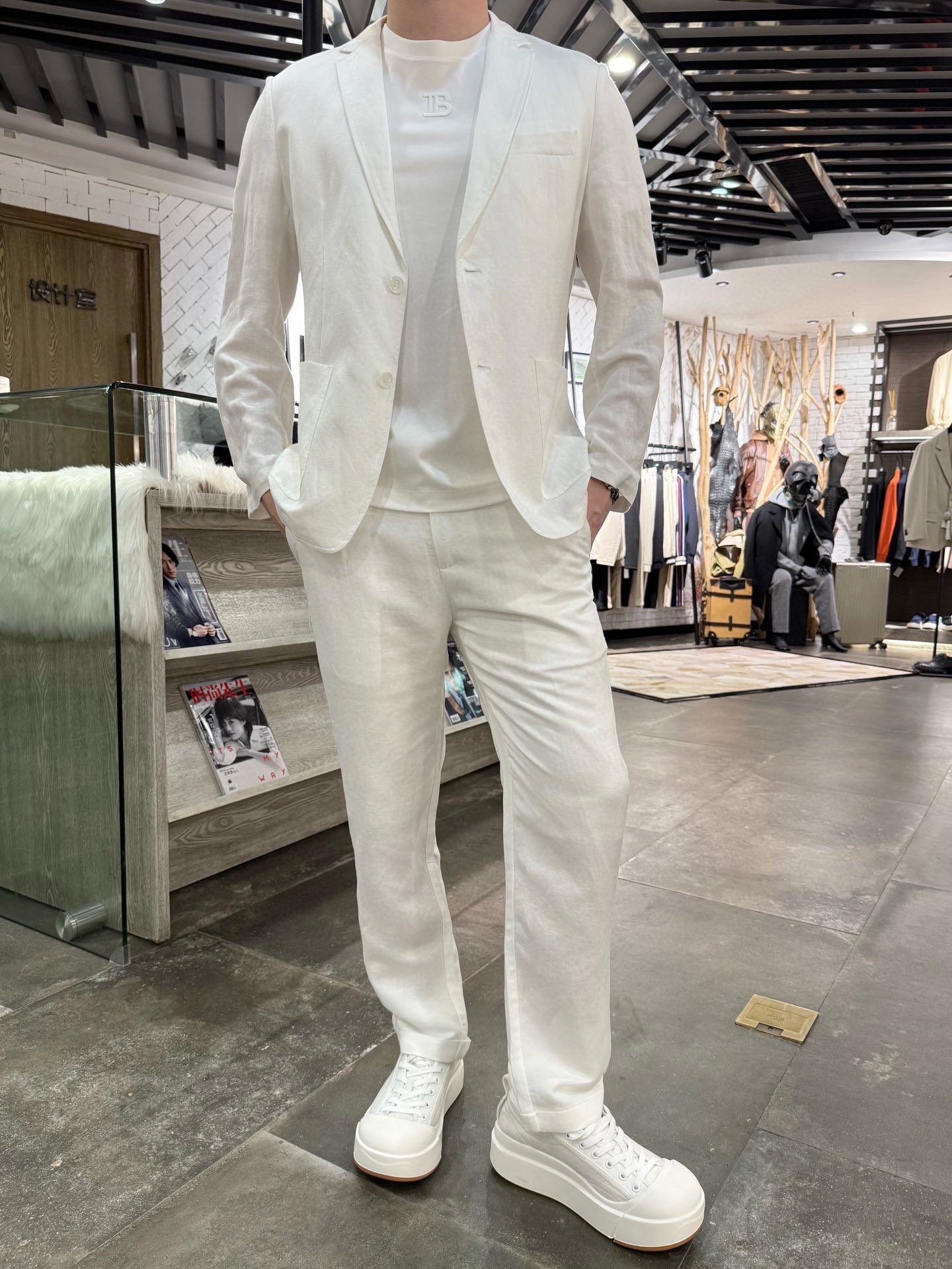 NO:158916,The fabric of Zenia-Linse Suit Set uses 55 linen 45 viscose fiber, which has the following characteristics: 1. Breathability and hygroscopicity. This fabric has good breathability and hygroscopicity, which can quickly absorb and discharge sweat, keep the body dry and comfortable. The addition of viscose fiber makes the linen fabric more breathable, easier to wear and maintain. 2. Softness and gloss The softness and gloss of viscose fiber make the blended fabric soft and has a good luster, suitable for consumers who pursue natural style 3. Antibacterial and antistatic functions Flax fiber has natural antibacterial and antistatic functions. These characteristics are retained after blending, which helps prevent skin diseases and static problems.  4. The addition of durability and easy-to-maintain viscose fiber improves the wear resistance and strength of the yarn, so that the clothes can remain in good condition after long-term use. Compared with pure linen fabrics, this blended fabric is easier to clean and maintain and is not easy to wrinkle. Size 48-56 (model 180/140 wears 50 sizes), zegna, alexander wang19860909杰尼亚-亚麻西服套装面料采用55亚麻45粘纤,具有以下特点 1.透气性和吸湿性这种面料具有良好的透气性和吸湿性,能够迅速吸收并排出汗水,保持身体的干爽和舒适.粘纤的加入使得亚麻面料的透气性更强,更易于穿着和保养 2.柔软度和光泽度粘纤的柔软性和光泽度使得混纺面料质地柔软且具有较好的光泽,适合追求自然风格的消费者 3.抗菌和防静电功能亚麻纤维具有天然的抗菌和防静电功能,混纺后这些特性得以保留,有助于预防皮肤病和静电问题 4.耐用性和易打理粘胶纤维的加入提高了纱线的耐磨性和强度,使得衣物在长时间使用后仍能保持较好的状态.相比纯亚麻面料,这种混纺面料更易于清洗和保养,不易皱褶 尺码48-56（模特180/140穿50码）,,zegna,alexander wang,Men's clothing