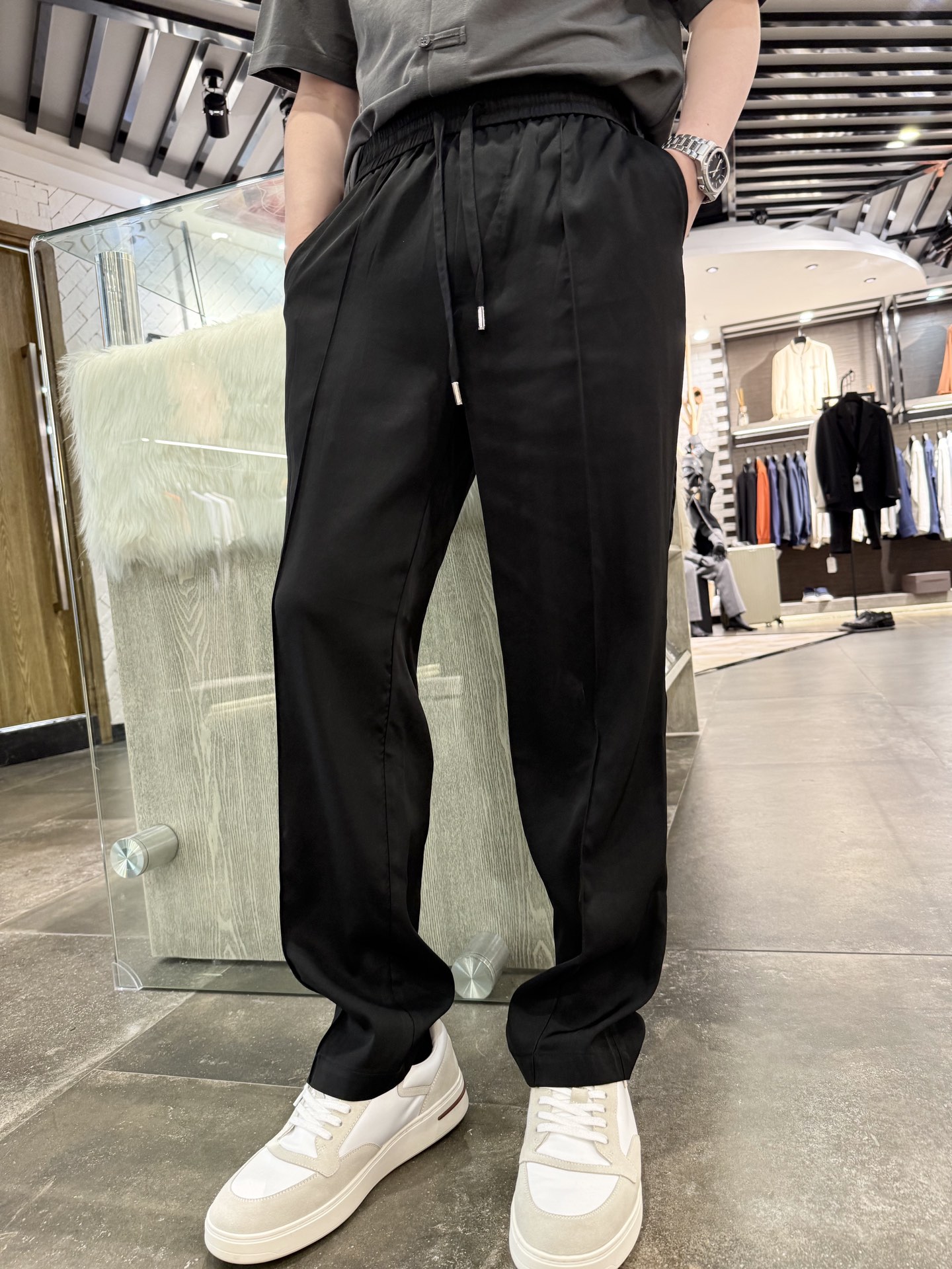 NO:158918,LP-2025 Lao Qianfeng Light Luxury Style Acetic Acid Leisure Pants #Textile The fabric is made of fixed woven acetic acid blend material. Its advantages include good wrinkle resistance, high gloss, and easy to clean. The specific advantages are as follows: 1. Good wrinkle resistance. Acetic acid fabric clothes are soft and delicate, have good wrinkle resistance, and are comfortable to wear. Because the fibers are delicate and uniform, the feel is very soft, the clothes are not prone to wrinkles, and there is no sense of urgency when worn. 2. High gloss. Acetic acid fabric clothes have high gloss and bright colors. This fabric has rich colors, and can also keep the colors bright and not fade easily, making people feel very energetic. 3. Easy to clean Acetate fabrics and clothes contain fibers with strong hydrophilicity, which are easy to wash and durable. This fabric is clean, hygienic, easy to clean, durable, and does not easily cause problems such as uneven color and shrinkage.  Size 48-56 (model 180/140 wears 50, with Hong Kong Lane Crawford gift box packaging), loro piano, alexander wang19860909LP-2025老钱风轻奢风醋酸休闲裤#有质感 面料采用定织醋酸混纺材质 其优点有抗皱性好、光泽度高、易于清洗等优点,具体优点如下 1.抗皱性好醋酸面料衣服柔软细腻,抗皱性好,穿着舒适.由于纤维细腻而均匀,手感非常柔软,衣服不容易出现皱褶,穿上去也不会有紧迫感. 2.光泽度高醋酸面料衣服光泽度高,色彩鲜艳.这种面料具有丰富的色彩,同时也能很好地保持颜色鲜艳,不易褪色,让人感觉非常有活力. 3.易于清洗醋酸面料衣服含有亲水性较强的纤维,洗涤方便,持久耐用.这种面料干净、卫生、易于清洗,经久耐用,不容易出现色泽不匀和缩水等问题. 尺码48-56(模特180/140穿50,配香港连卡佛礼盒包装),,loro piana,alexander wang,Men's clothing