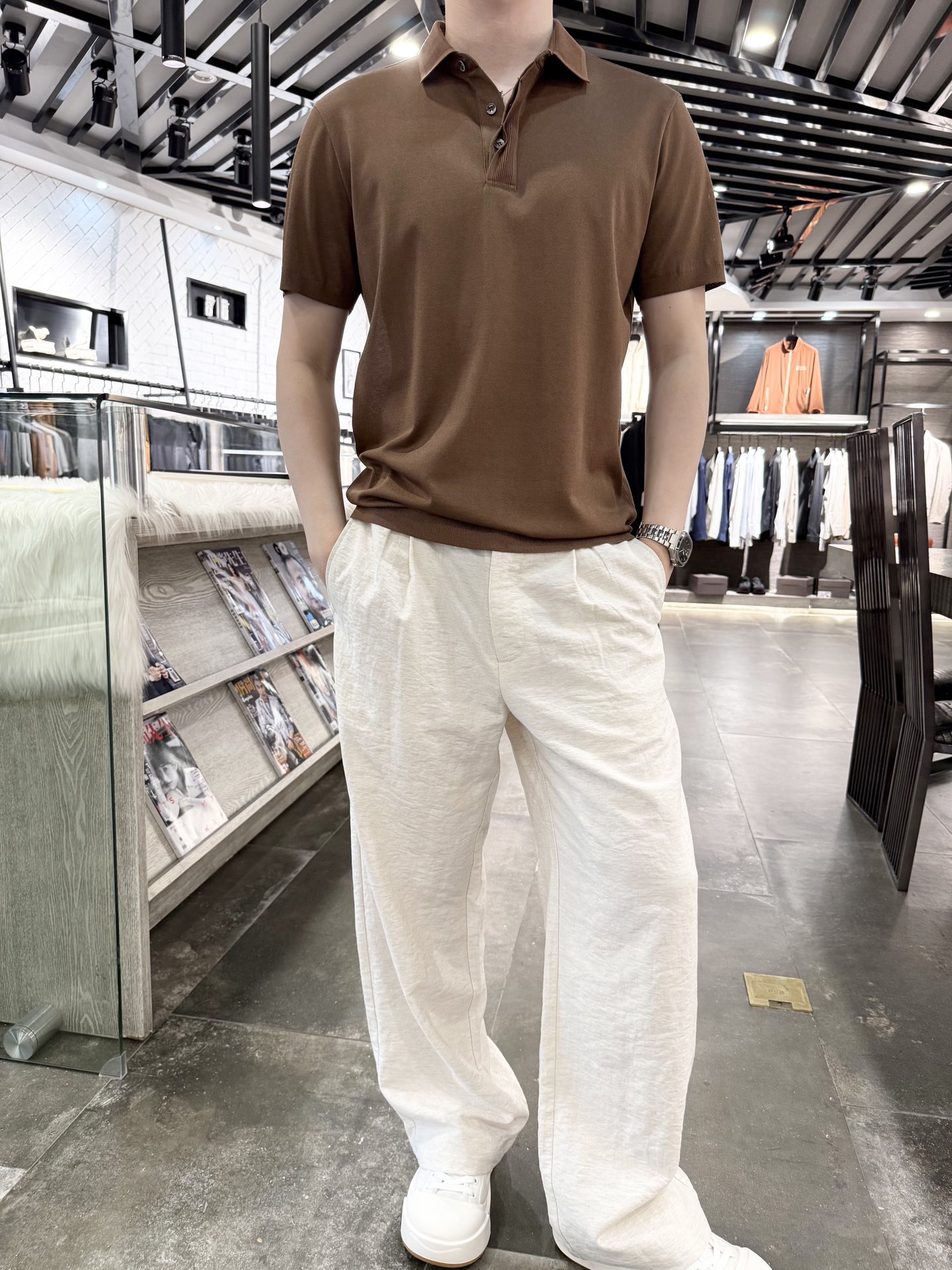 NO:158901,Jenia-2025 Lapel Short Sleeve Polo Fixed Weaving Fixed Dyeing Fabric # Ultra-thin and Ultra-breathable Fabric is made of polyester fiber and cotton and linen blended. Its characteristics mainly include the following aspects: 1. Physical characteristics The combination of high-strength polyester fiber and cotton fiber makes the fabric have higher strength and can withstand greater external forces without easy damage. Polyester fiber with good elastic recovery ability, allowing the fabric to quickly return to its original state during use. Polyester fiber and cotton fiber have good wear resistance, making the fabric more durable. The addition of good breathability cotton fiber improves the breathability of polyester fiber and makes the fabric more comfortable. 2. Comfort and applicability The addition of skin-friendly and breathable cotton fiber makes the fabric more skin-friendly and breathable, suitable for summer clothing or close-fitting clothing. Easy-washing and fast-drying polyester fiber has good quick-drying properties, making the fabric easy to clean and dry quickly.  The wrinkle resistance and conformality of the anti-wrinkle-free polyester fiber makes the fabric less likely to wrinkle. Size 48-56 (model 180/140 wears 50, with Hong Kong Lane Crawford gift box packaging), zegna, T-shirt, alexander wang19860909杰尼亚-2025翻领短袖polo定织定染面料#超薄超透气 面料采用聚酯纤维加棉加麻混纺而成,特点主要包括以下几个方面 1.物理特性 强度高聚酯纤维和棉纤维的结合使得面料具有较高的强度,能够承受较大的外力而不易破损. 弹性好聚酯纤维具有良好的弹性恢复能力,使得面料在使用过程中能够迅速恢复原状. 耐磨性好聚酯纤维和棉纤维都具有较好的耐磨性,使得面料更加耐用. 透气性良好棉纤维的加入改善了聚酯纤维的透气性,使得面料更加舒适. 2.舒适性和适用性 亲肤透气棉纤维的加入使得面料更加亲肤透气,适合用于夏季服装或贴身衣物. 易洗快干聚酯纤维具有良好的快干特性,使得面料容易清洗且干燥迅速. 抗皱免烫聚酯纤维的抗皱性和保形性使得面料不易起皱. 尺码48-56(模特180/140穿50,配香港连卡佛礼盒包装）,,zegna,T-shirt,alexander wang,Men's clothing