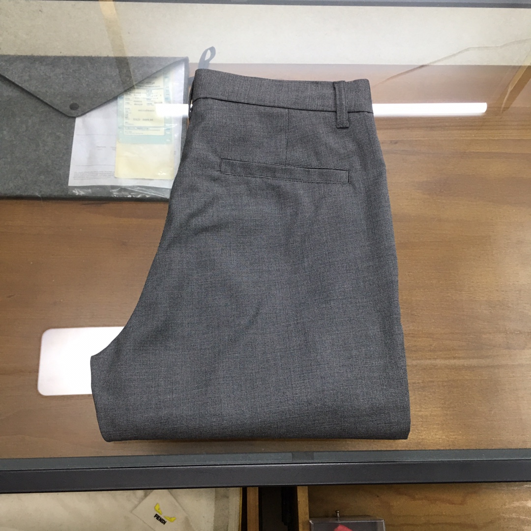 NO:159261,New counter product [CD Dior] 25SS spring and summer new worsted cotton work pants, men's three-dimensional flip pocket silicone badge stickers straight casual trousers!  10925RMB will be released on the official website at the same time!  D Home's new straight-leg work pants, a boutique trousers that combine fashion and practicality, has won the favor of many fashion enthusiasts with its unique design and excellent quality!  This work pants are made of customized light and light twill cotton, with a soft texture and bringing an indescribable sense of comfort and breathability when fitting on the skin. It seems that the summer breeze gently blows across the skin, and can maintain long-term comfort and refreshing even in the hot summer!  The design of the trouser legs cleverly combines the workwear style with modern fashion elements. There are three-dimensional flip pockets on both sides, which not only adds an overall sense of layering, but also makes it easier to carry small items, and is practical!  The silicone nameplate badge patch on the back pocket is not only of high-quality texture, but also reveals the wearer's unique taste and identity symbol in the details!  The placket part cleverly engraves the brand's iconic CD on the metal buttons, and matches the high-quality YKK zippers. Each opening and closing reveals the extremely high standard of hardware quality!  This exquisite treatment of details not only enhances the overall texture, but also makes every wear a pleasure!  The style is casual straight-tube cutting method. This style is extremely friendly to any leg shape. Whether it is slender and straight legs or slightly thick legs, you can easily control it!  30-38 (no 35), manolo blahnik,dior,dior,alexander wang19860909专柜新品【CD迪奥】 25SS春夏新款精纺棉质工装裤,男士立体翻盖口袋硅胶徽章贴饰直筒休闲长裤！同步官网发售10925RMB！D家新款直筒工装裤,一款融合了时尚与实用性的精品裤装,以其独特的设计和卓越的品质赢得了众多时尚爱好者的青睐！ 这款工装裤采用客供定制轻薄斜纹棉布,质地柔软,贴肤时带来一种难以言喻的舒爽与透气感,仿佛夏日微风轻轻拂过肌肤,即便是炎炎夏日也能保持长久的舒适与清爽！裤腿的设计巧妙地将工装风格与现代时尚元素相结合,两侧配备了立体翻盖口袋,不仅增添了整体的层次感,更便于携带小件物品,实用性满分！后兜硅胶铭牌徽章贴饰,不仅质感高级,更在细节中透露出穿着者的独特品味与身份象征！ 门襟部分巧妙地将品牌标志性的CD刻印于金属纽扣之上,与高品质的YKK拉链相配合,每一次开合都透露出五金品相的极高水准！这种细节上的精致处理,不仅提升了整体的质感,更让每一次穿着都成为一次享受！在版型上采用了休闲直筒的裁剪方式,这种版型对任何腿型都极为友好,无论是纤细笔直的双腿还是略显粗壮的腿型,都能轻松驾驭！30-38（无35）,,manolo blahnik,dior,dior,alexander wang,Men's clothing