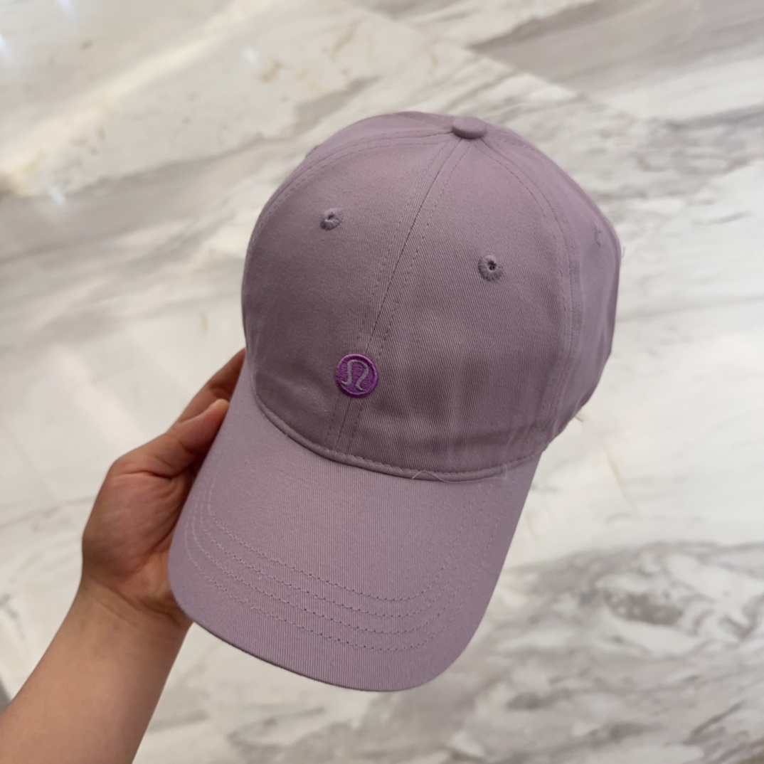 


lulu melon字母纯棉棒球帽，精致爱心🖤小刺绣，可爱减龄，时尚达人潮搭单品！纯棉透气，四季可