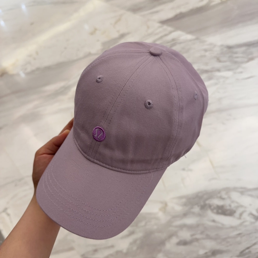 


lulu melon字母纯棉棒球帽，精致爱心🖤小刺绣，可爱减龄，时尚达人潮搭单品！纯棉透气，四季可