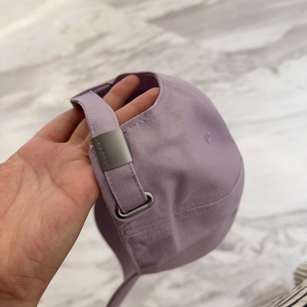 


lulu melon字母纯棉棒球帽，精致爱心🖤小刺绣，可爱减龄，时尚达人潮搭单品！纯棉透气，四季可