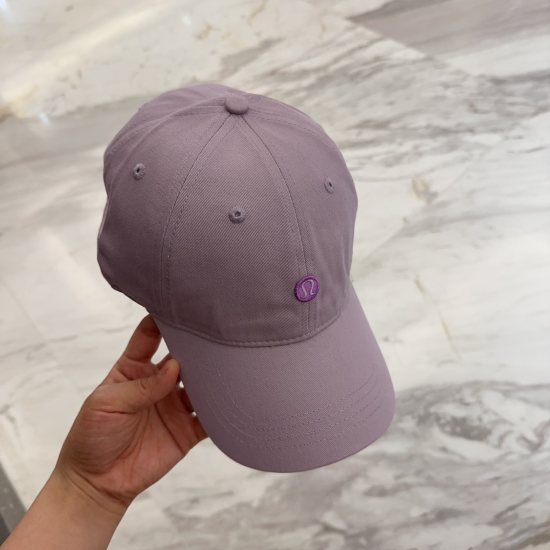 


lulu melon字母纯棉棒球帽，精致爱心🖤小刺绣，可爱减龄，时尚达人潮搭单品！纯棉透气，四季可