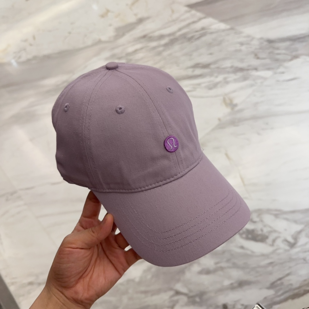 


lulu melon字母纯棉棒球帽，精致爱心🖤小刺绣，可爱减龄，时尚达人潮搭单品！纯棉透气，四季可