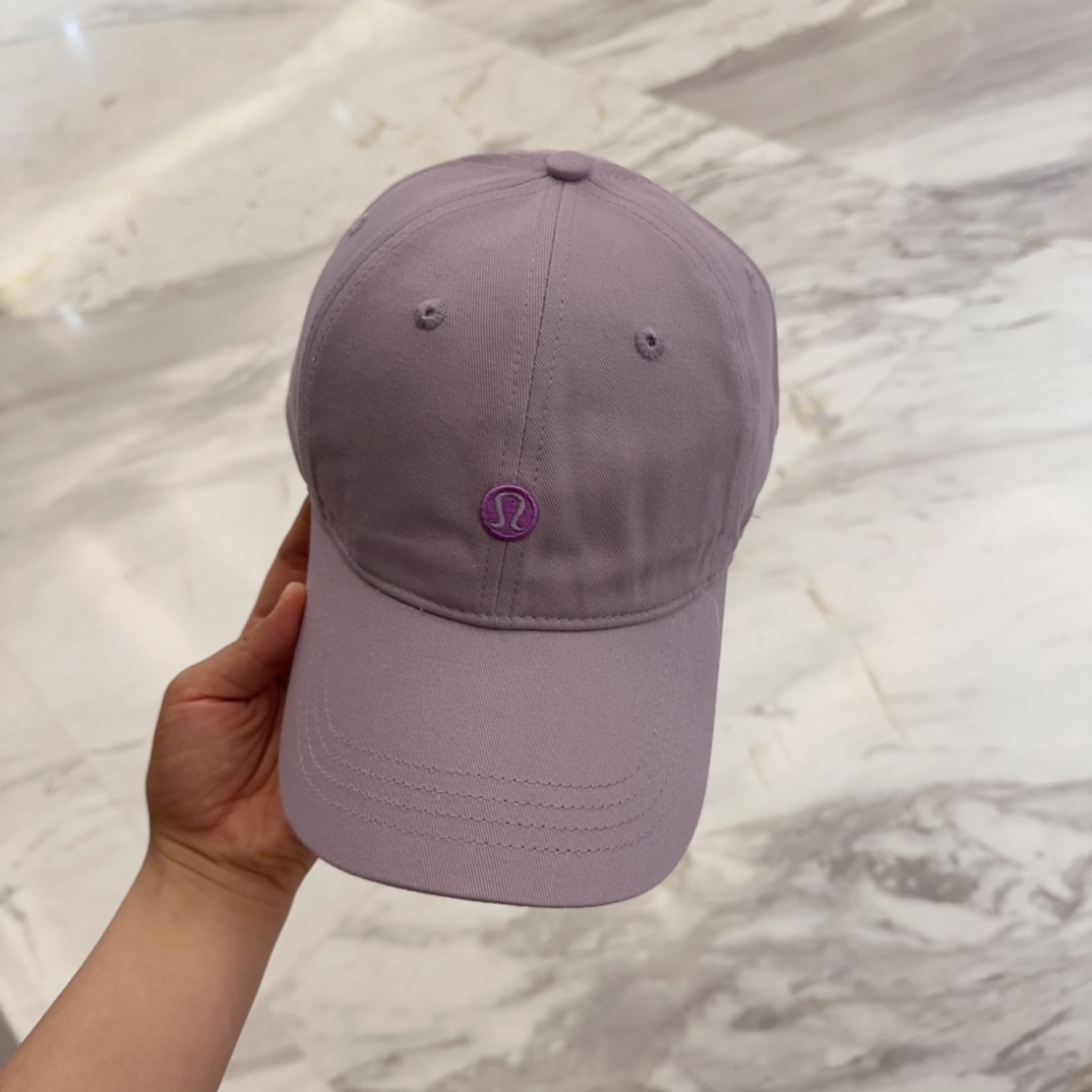 


lulu melon字母纯棉棒球帽，精致爱心🖤小刺绣，可爱减龄，时尚达人潮搭单品！纯棉透气，四季可