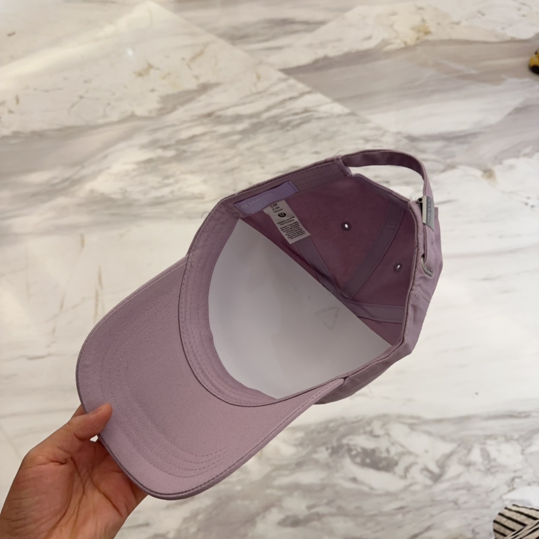 


lulu melon字母纯棉棒球帽，精致爱心🖤小刺绣，可爱减龄，时尚达人潮搭单品！纯棉透气，四季可