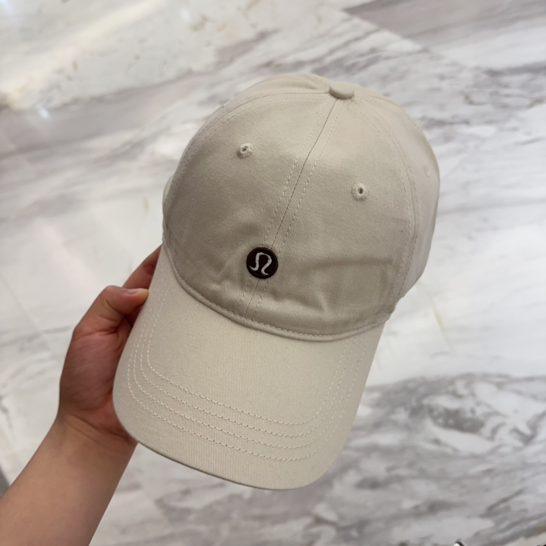 


lulu melon字母纯棉棒球帽，精致爱心🖤小刺绣，可爱减龄，时尚达人潮搭单品！纯棉透气，四季可