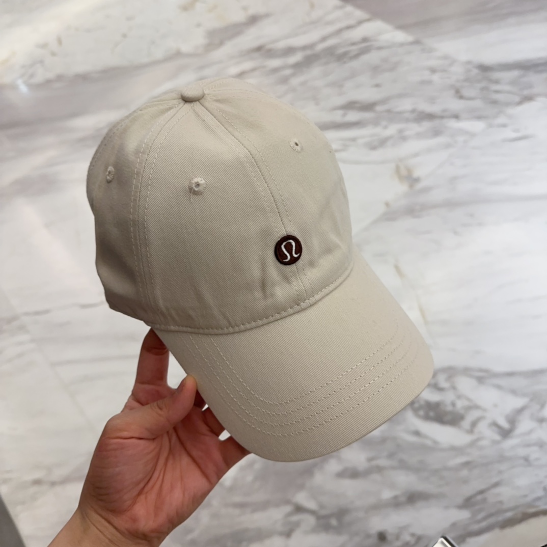 


lulu melon字母纯棉棒球帽，精致爱心🖤小刺绣，可爱减龄，时尚达人潮搭单品！纯棉透气，四季可