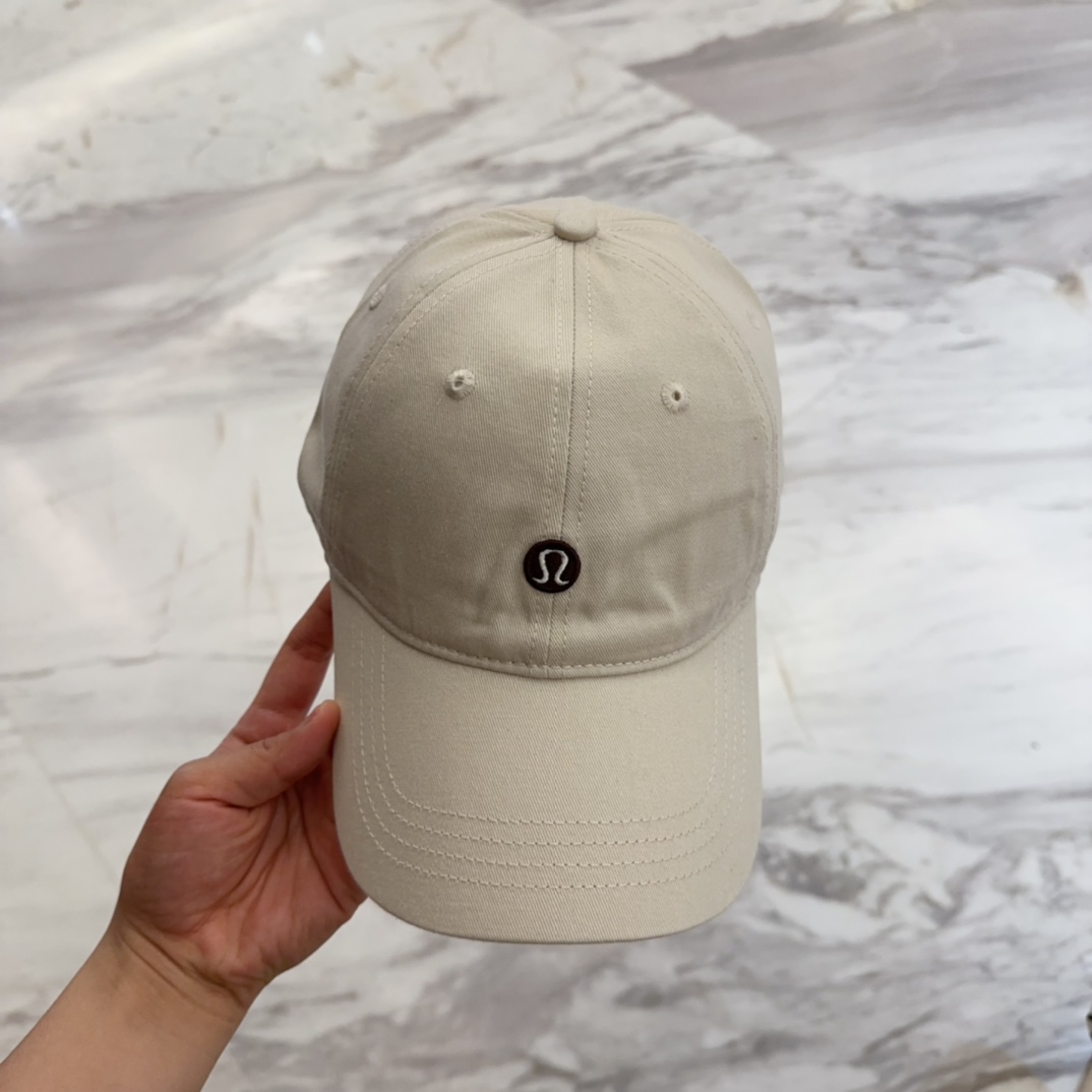 


lulu melon字母纯棉棒球帽，精致爱心🖤小刺绣，可爱减龄，时尚达人潮搭单品！纯棉透气，四季可