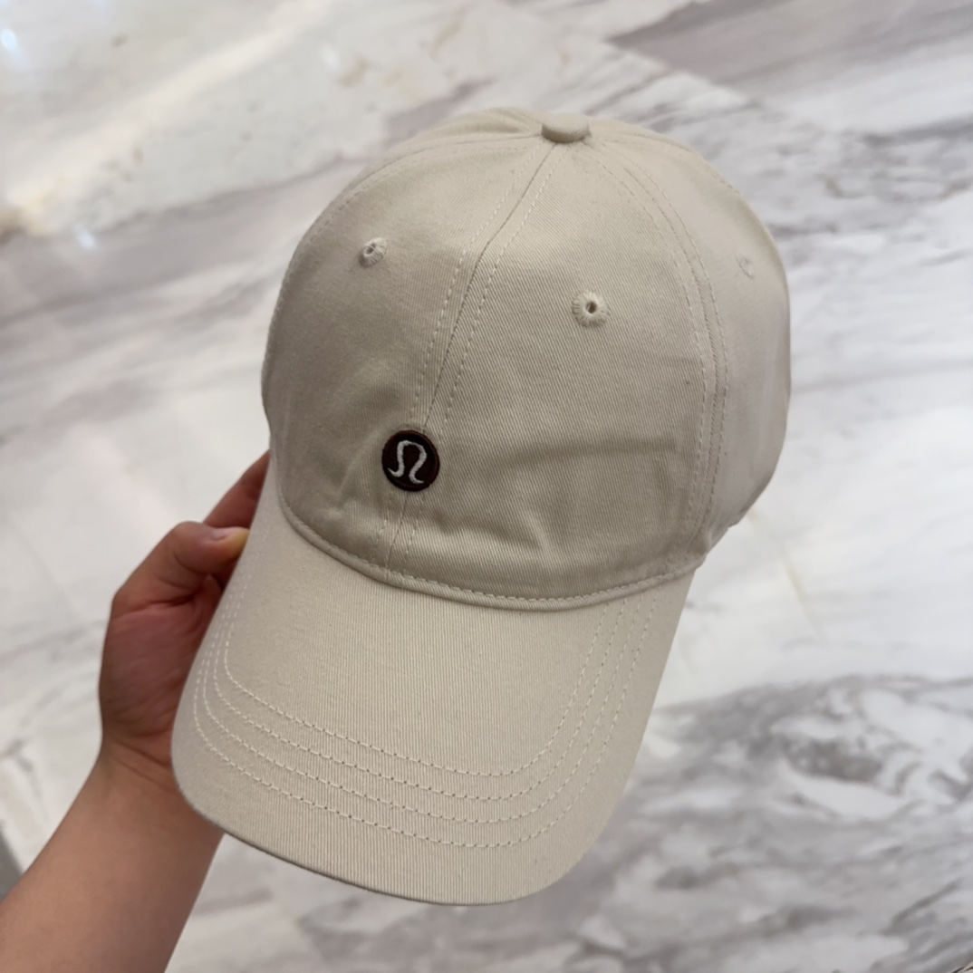 


lulu melon字母纯棉棒球帽，精致爱心🖤小刺绣，可爱减龄，时尚达人潮搭单品！纯棉透气，四季可