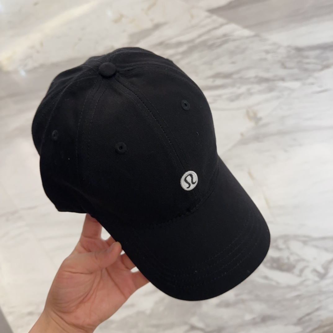 


lulu melon字母纯棉棒球帽，精致爱心🖤小刺绣，可爱减龄，时尚达人潮搭单品！纯棉透气，四季可