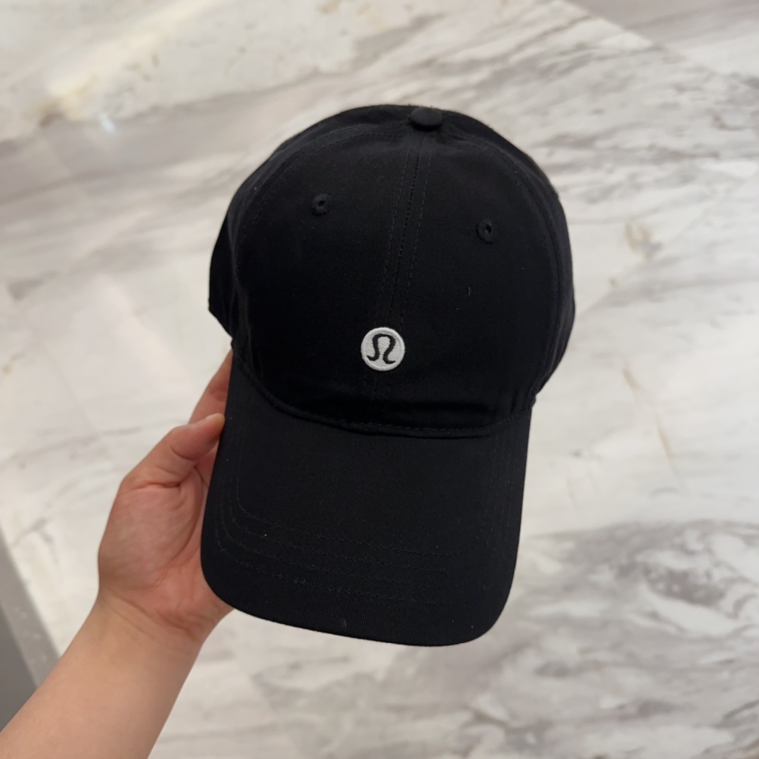 


lulu melon字母纯棉棒球帽，精致爱心🖤小刺绣，可爱减龄，时尚达人潮搭单品！纯棉透气，四季可