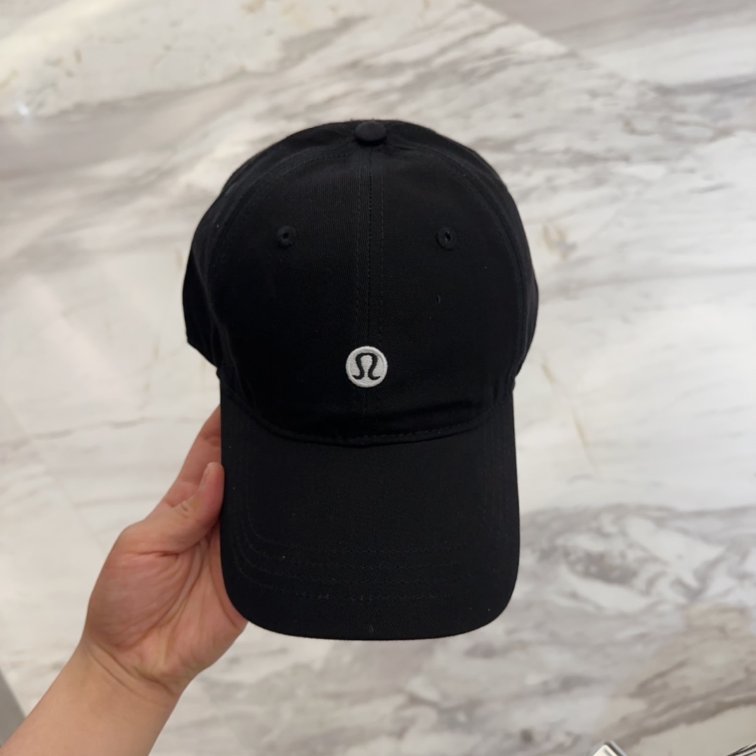 


lulu melon字母纯棉棒球帽，精致爱心🖤小刺绣，可爱减龄，时尚达人潮搭单品！纯棉透气，四季可