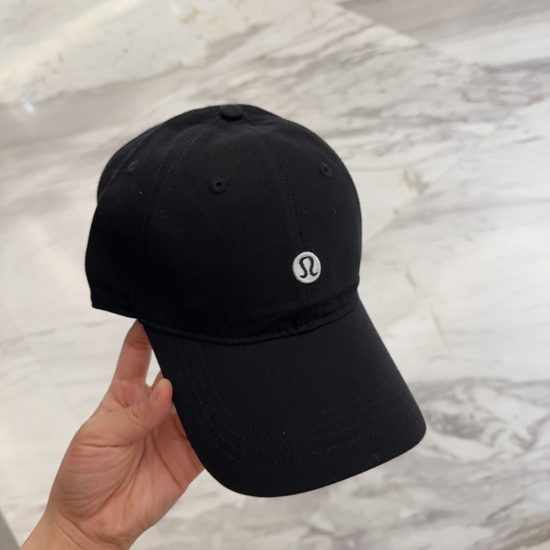 


lulu melon字母纯棉棒球帽，精致爱心🖤小刺绣，可爱减龄，时尚达人潮搭单品！纯棉透气，四季可