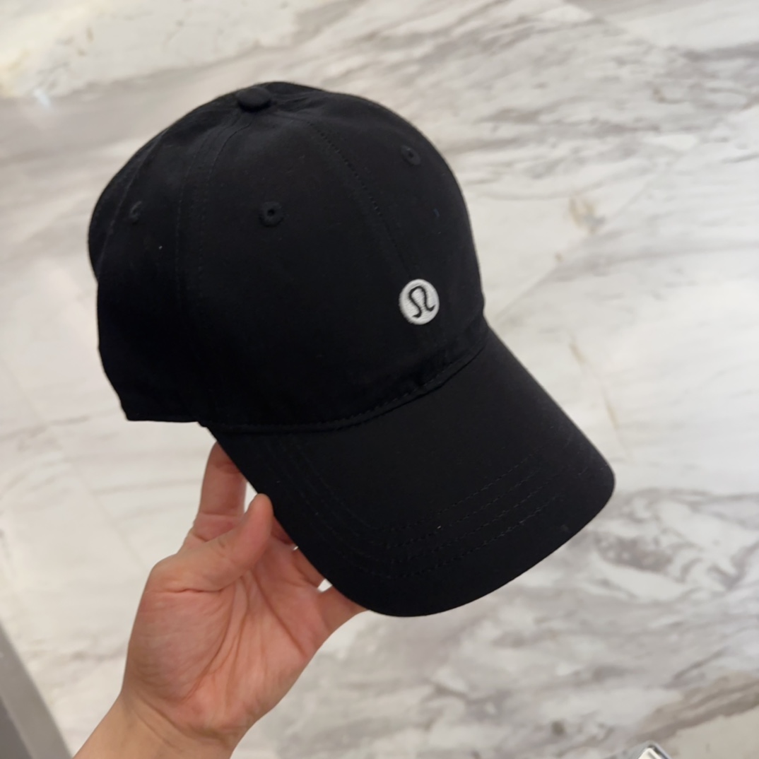 


lulu melon字母纯棉棒球帽，精致爱心🖤小刺绣，可爱减龄，时尚达人潮搭单品！纯棉透气，四季可