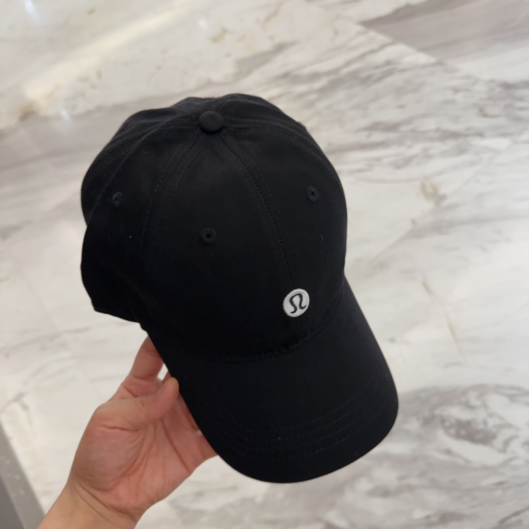 


lulu melon字母纯棉棒球帽，精致爱心🖤小刺绣，可爱减龄，时尚达人潮搭单品！纯棉透气，四季可