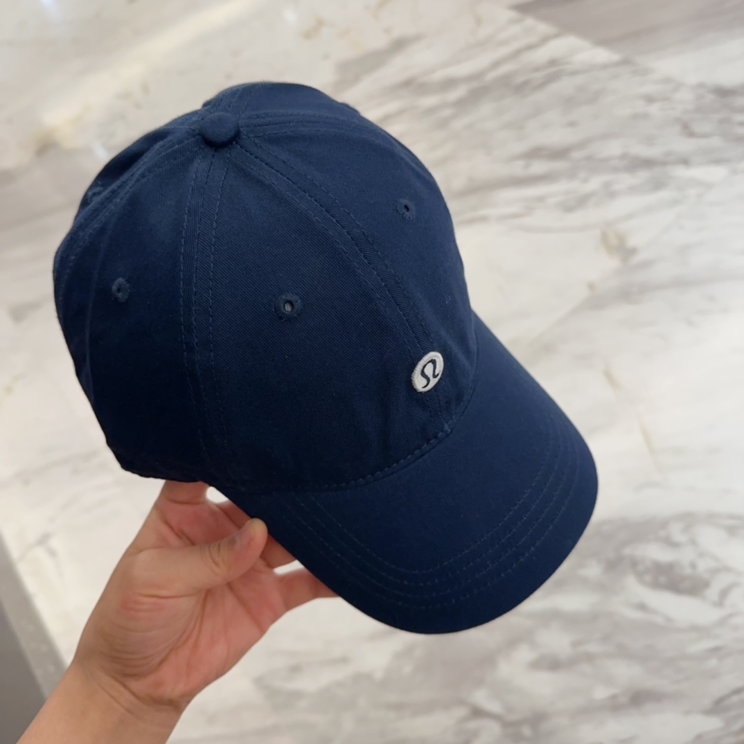 


lulu melon字母纯棉棒球帽，精致爱心🖤小刺绣，可爱减龄，时尚达人潮搭单品！纯棉透气，四季可