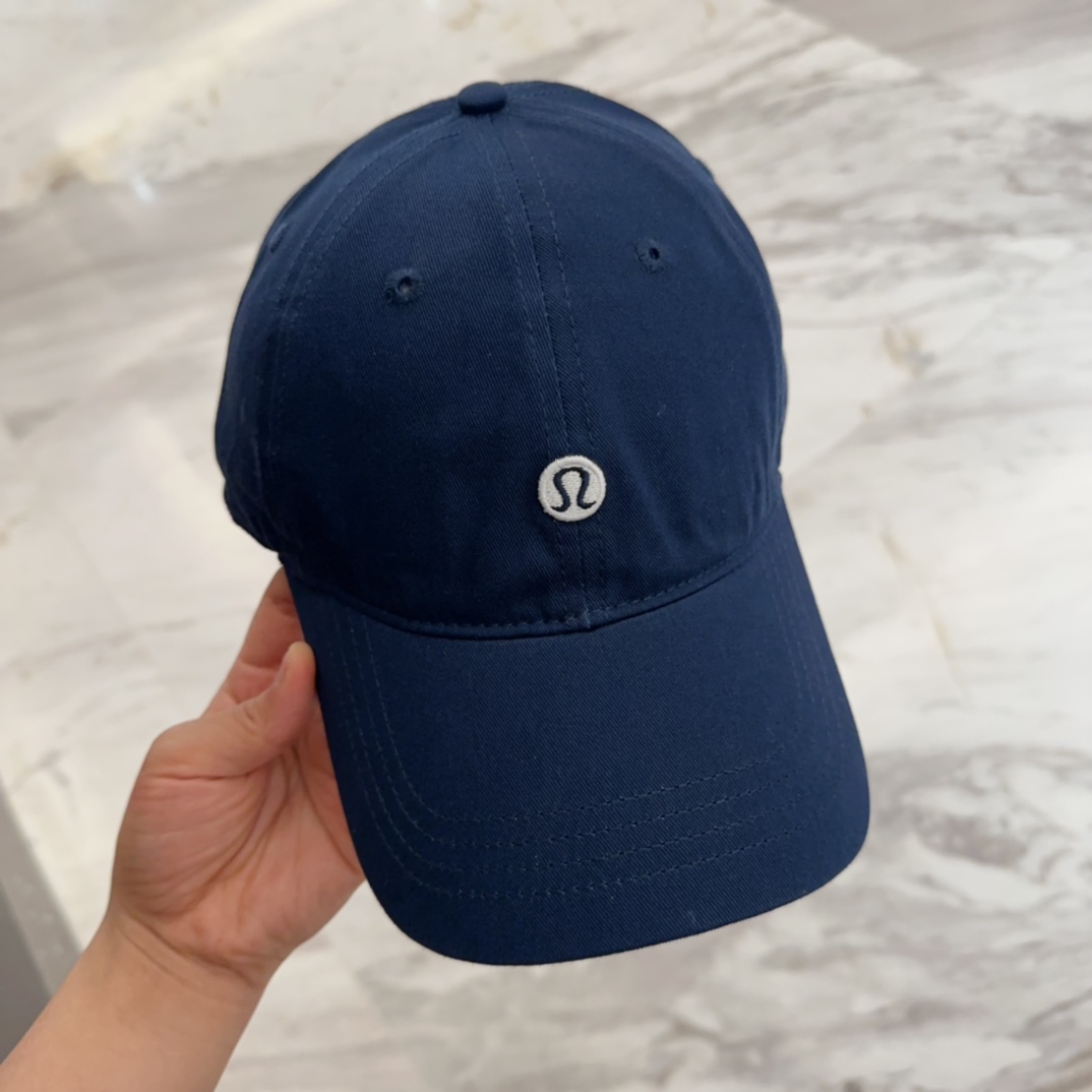


lulu melon字母纯棉棒球帽，精致爱心🖤小刺绣，可爱减龄，时尚达人潮搭单品！纯棉透气，四季可