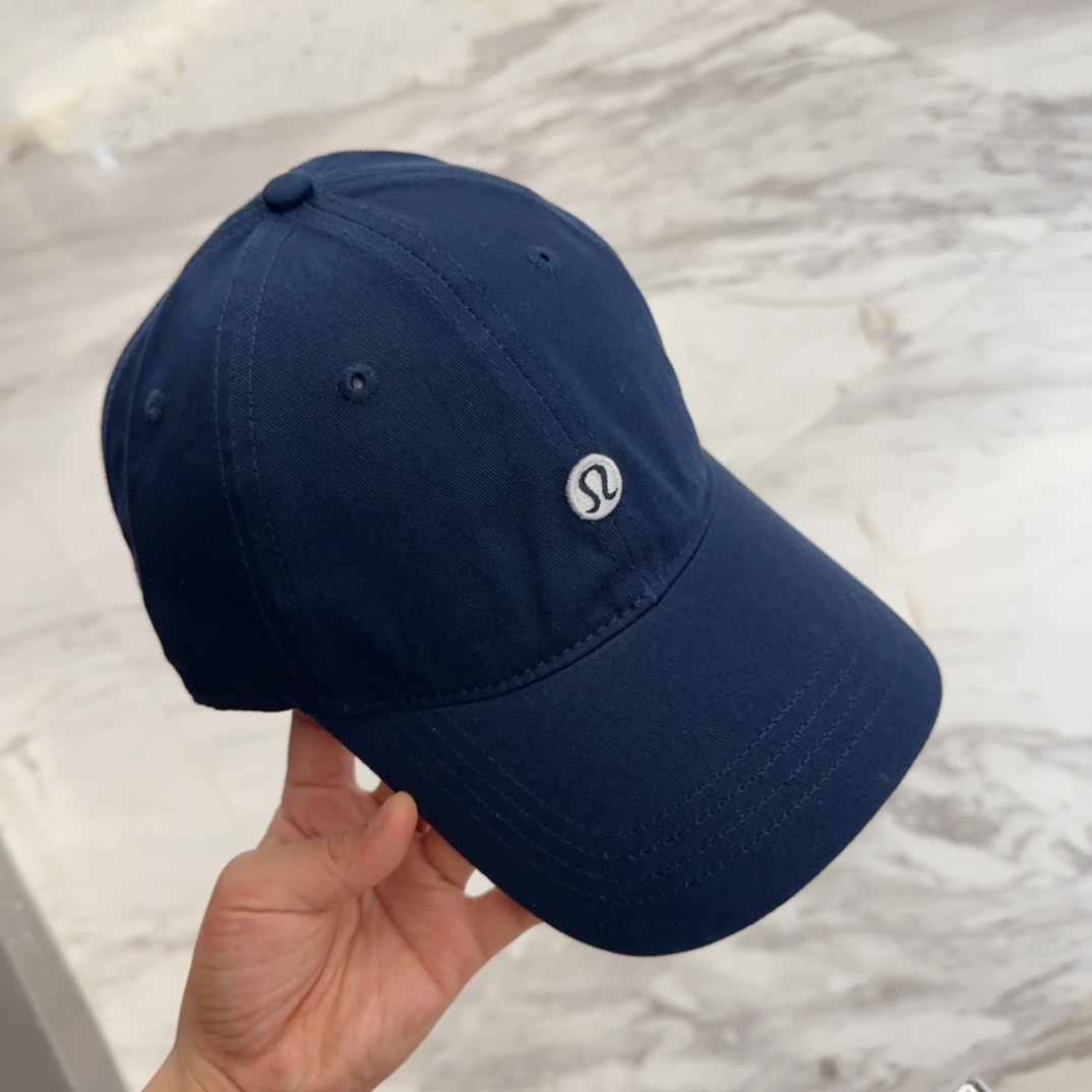 


lulu melon字母纯棉棒球帽，精致爱心🖤小刺绣，可爱减龄，时尚达人潮搭单品！纯棉透气，四季可