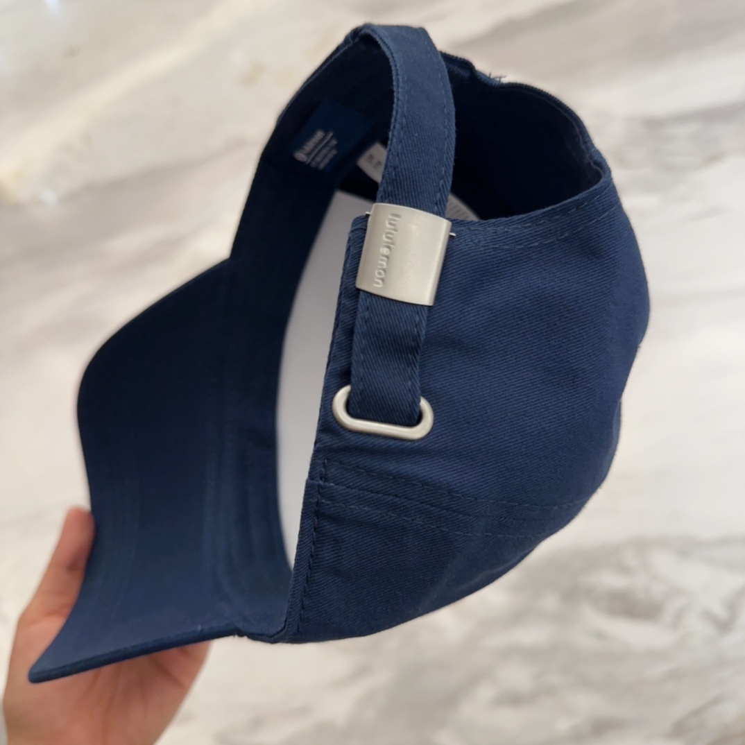 


lulu melon字母纯棉棒球帽，精致爱心🖤小刺绣，可爱减龄，时尚达人潮搭单品！纯棉透气，四季可