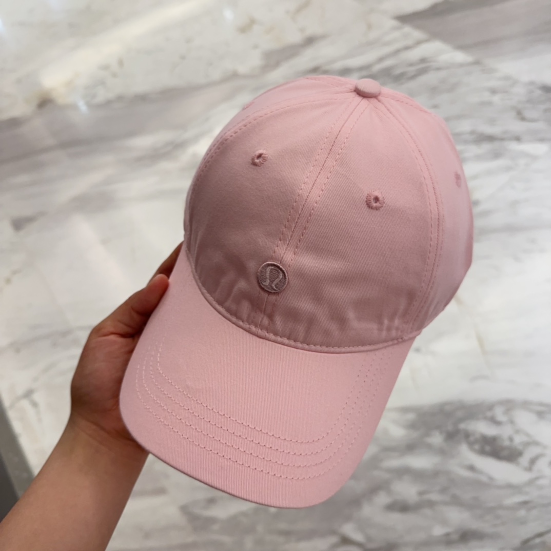 


lulu melon字母纯棉棒球帽，精致爱心🖤小刺绣，可爱减龄，时尚达人潮搭单品！纯棉透气，四季可