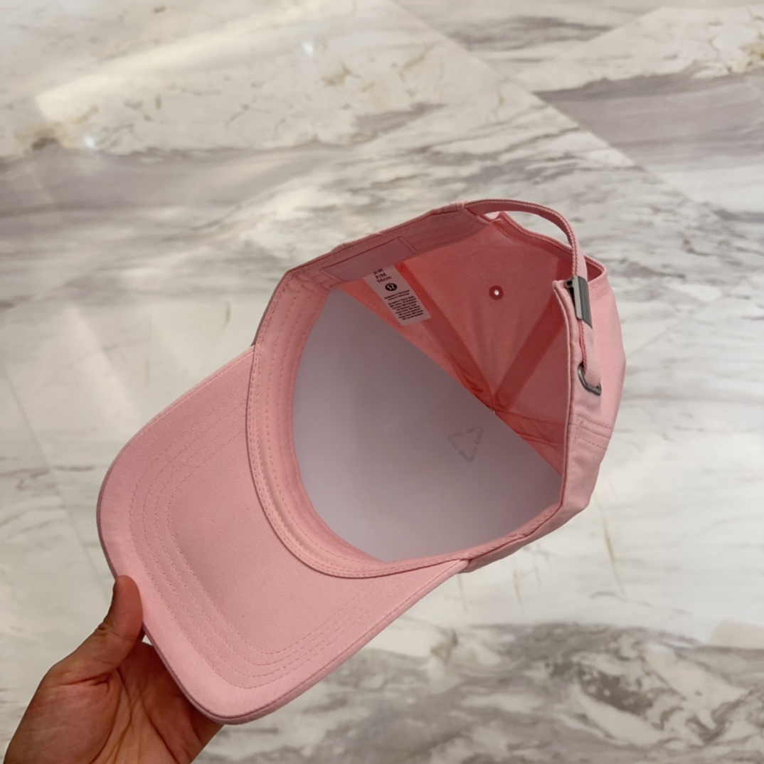 


lulu melon字母纯棉棒球帽，精致爱心🖤小刺绣，可爱减龄，时尚达人潮搭单品！纯棉透气，四季可