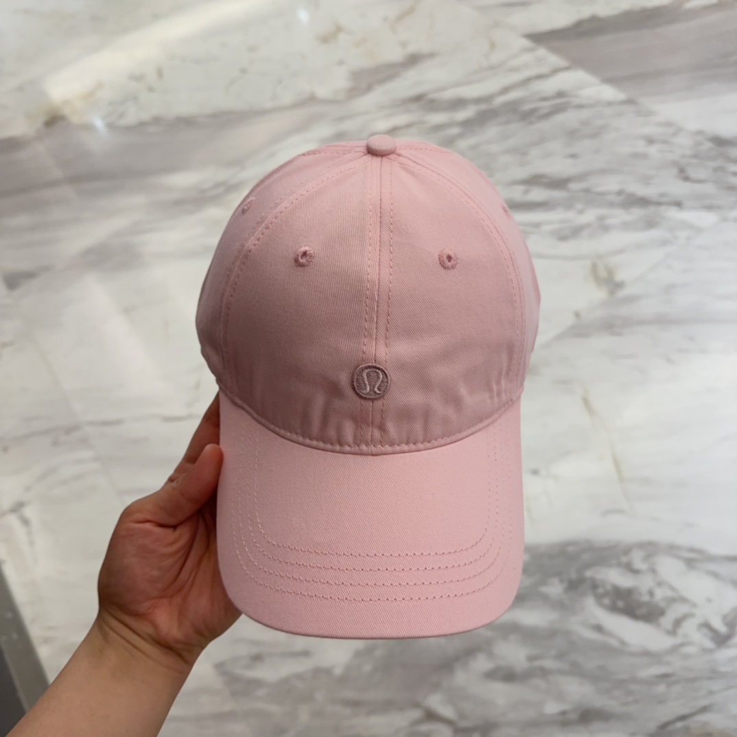 


lulu melon字母纯棉棒球帽，精致爱心🖤小刺绣，可爱减龄，时尚达人潮搭单品！纯棉透气，四季可