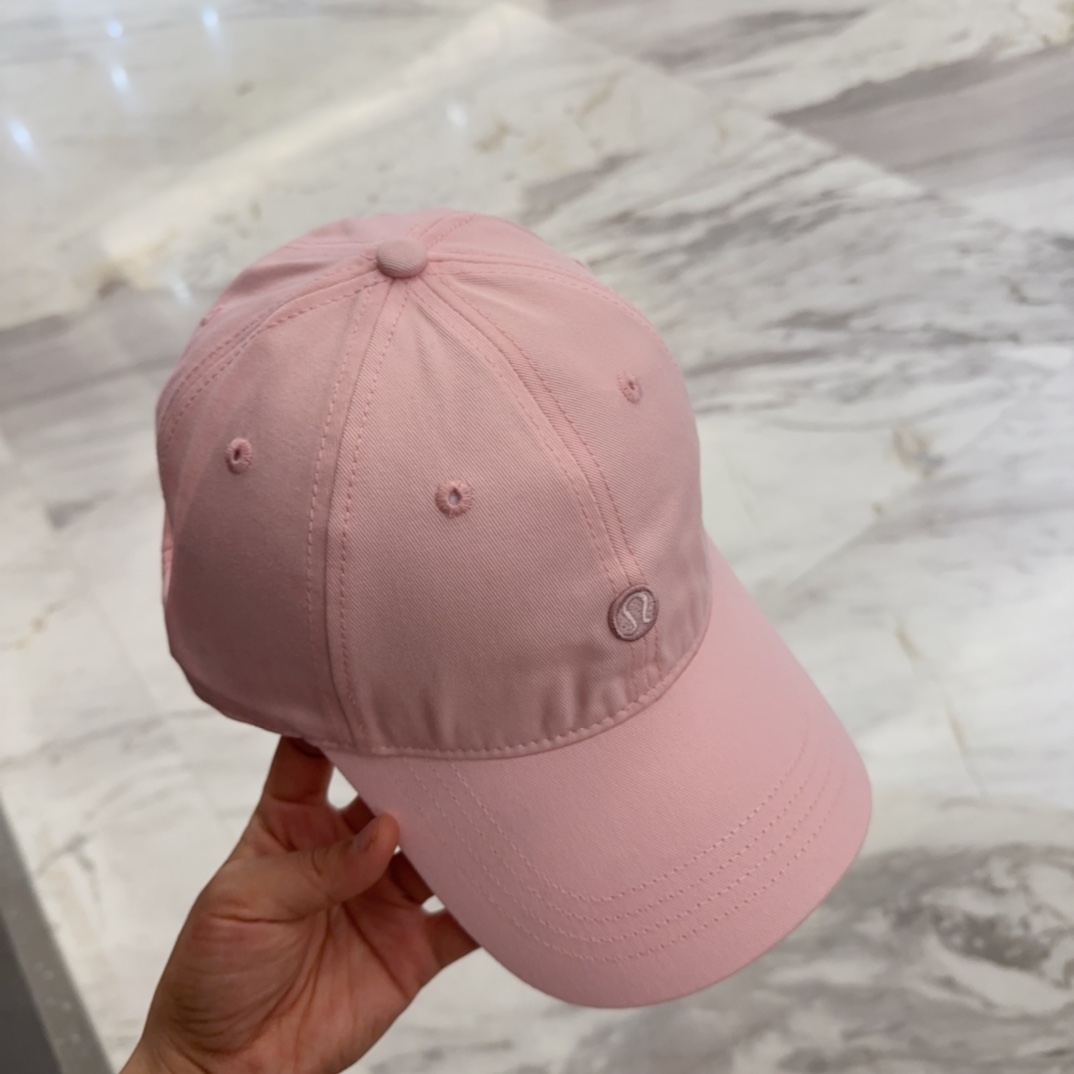 


lulu melon字母纯棉棒球帽，精致爱心🖤小刺绣，可爱减龄，时尚达人潮搭单品！纯棉透气，四季可